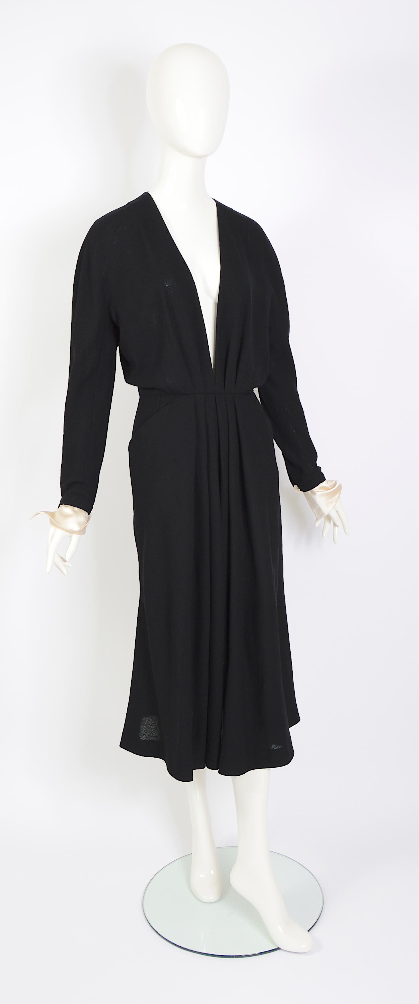 Chanel 1980er Schwarzes tiefes Kleid aus plissiertem Crêpe mit V-Ausschnitt und abnehmbaren weißen Satin-Manschetten  im Angebot 1