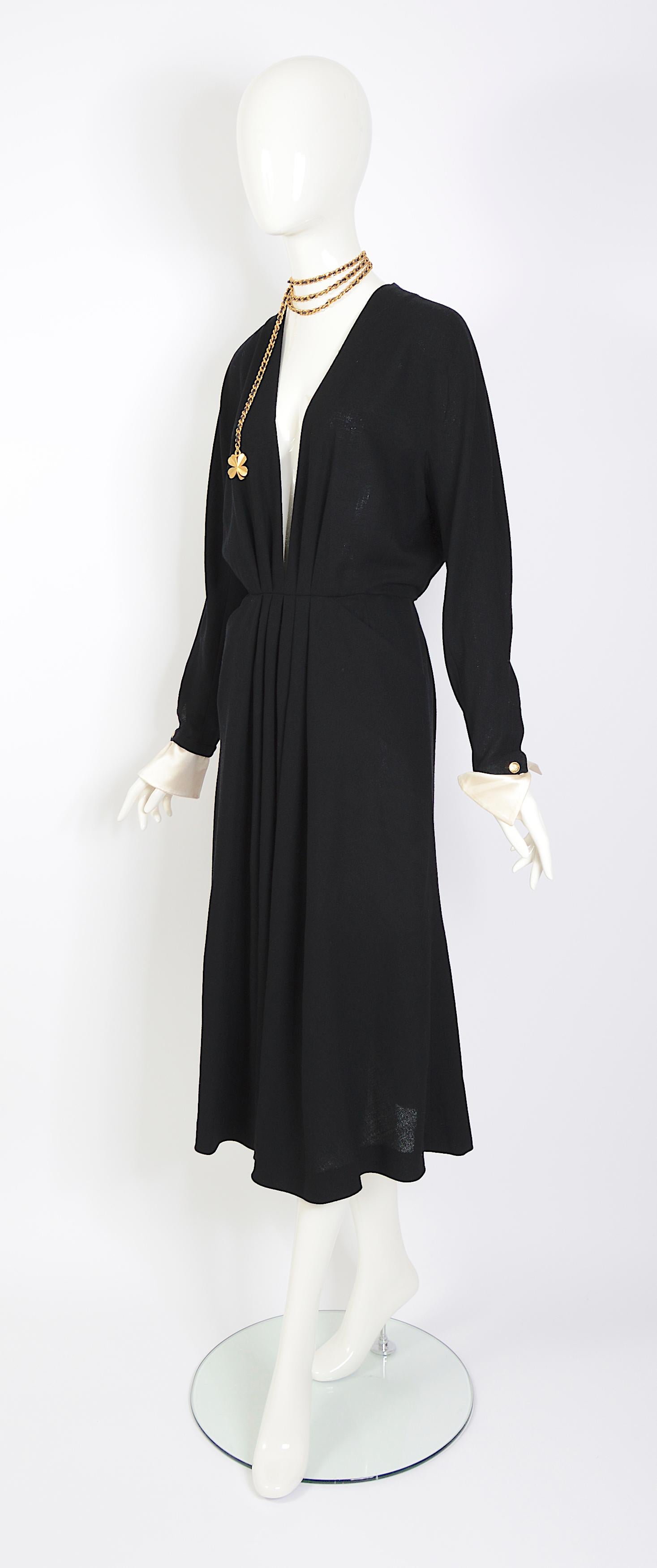 Chanel 1980er Schwarzes tiefes Kleid aus plissiertem Crêpe mit V-Ausschnitt und abnehmbaren weißen Satin-Manschetten  im Angebot 2