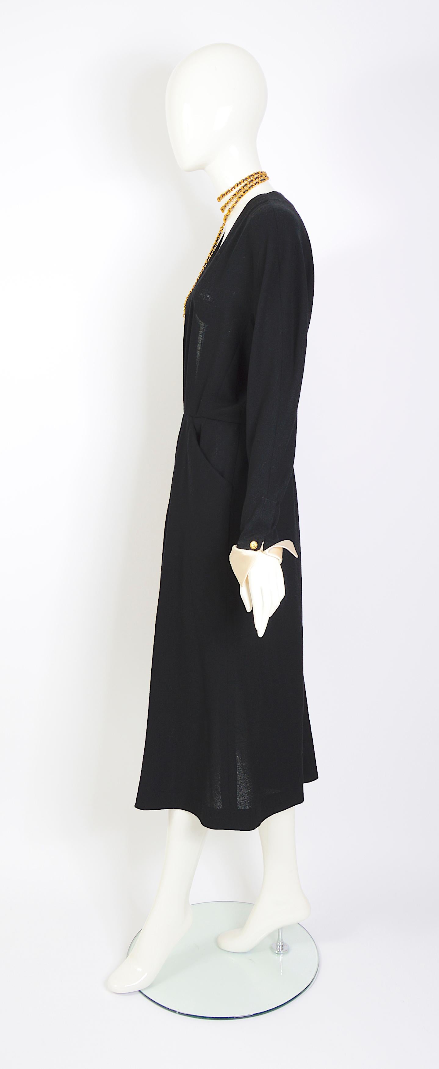 Chanel 1980er Schwarzes tiefes Kleid aus plissiertem Crêpe mit V-Ausschnitt und abnehmbaren weißen Satin-Manschetten  im Angebot 3
