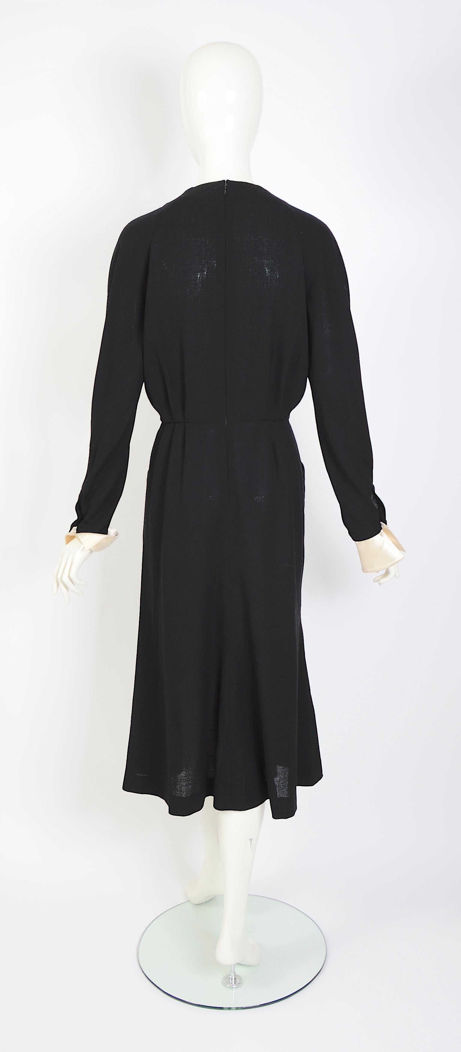 Chanel 1980er Schwarzes tiefes Kleid aus plissiertem Crêpe mit V-Ausschnitt und abnehmbaren weißen Satin-Manschetten  im Angebot 4