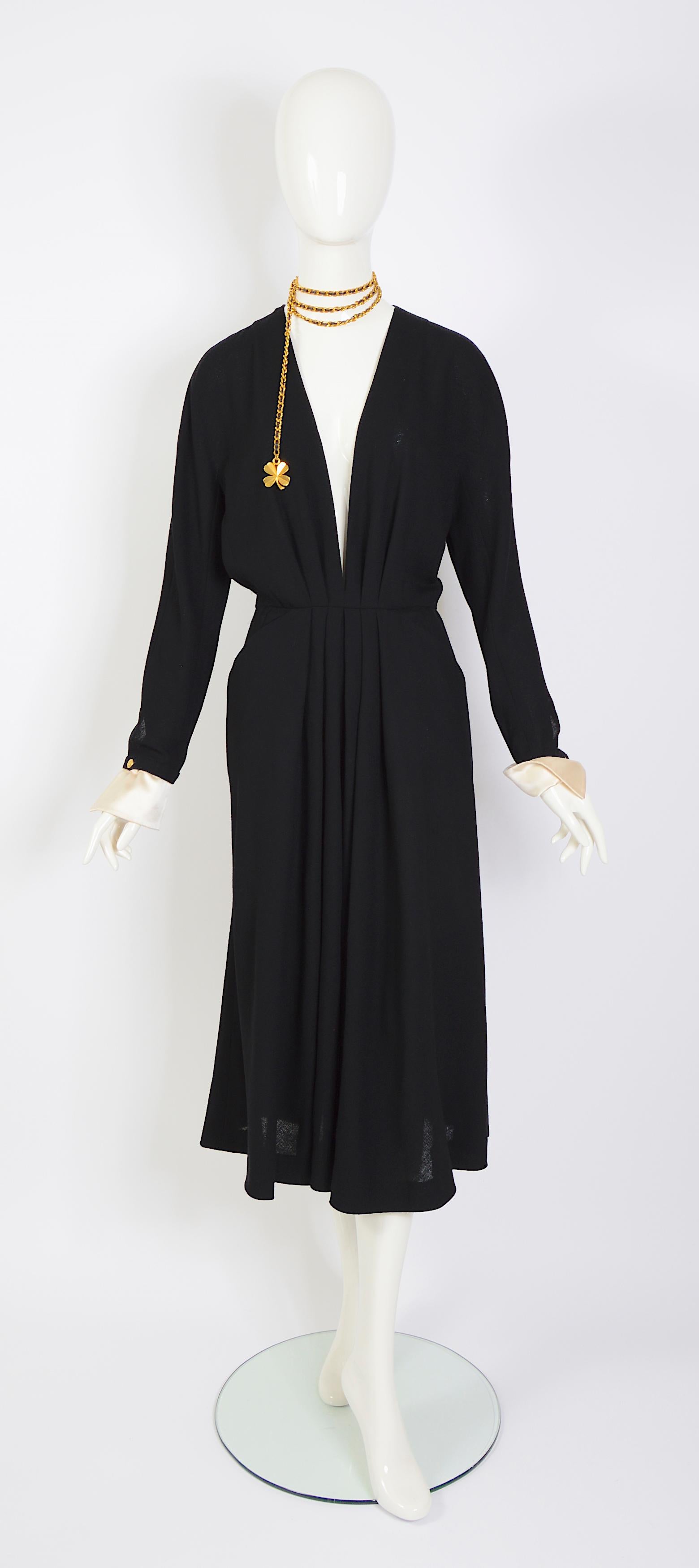 Chanel 1980er Schwarzes tiefes Kleid aus plissiertem Crêpe mit V-Ausschnitt und abnehmbaren weißen Satin-Manschetten  im Angebot 5