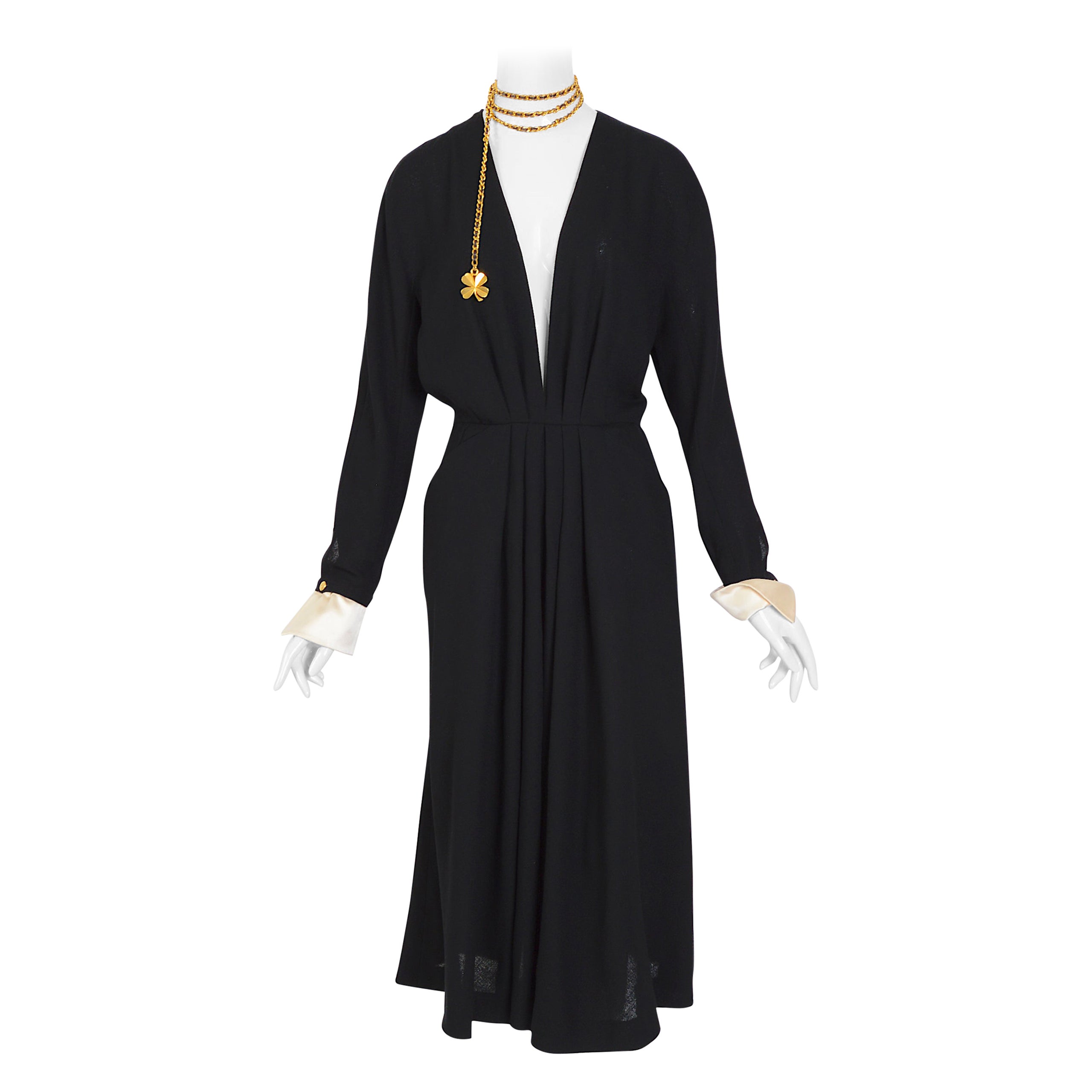 Robe Chanel des années 1980 en crêpe plissé à col en V profond et manches détachables en satin blanc
