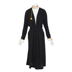 Chanel años 80 vestido negro de crepé plisado con escote en pico profundo puños desmontables de satén blanco