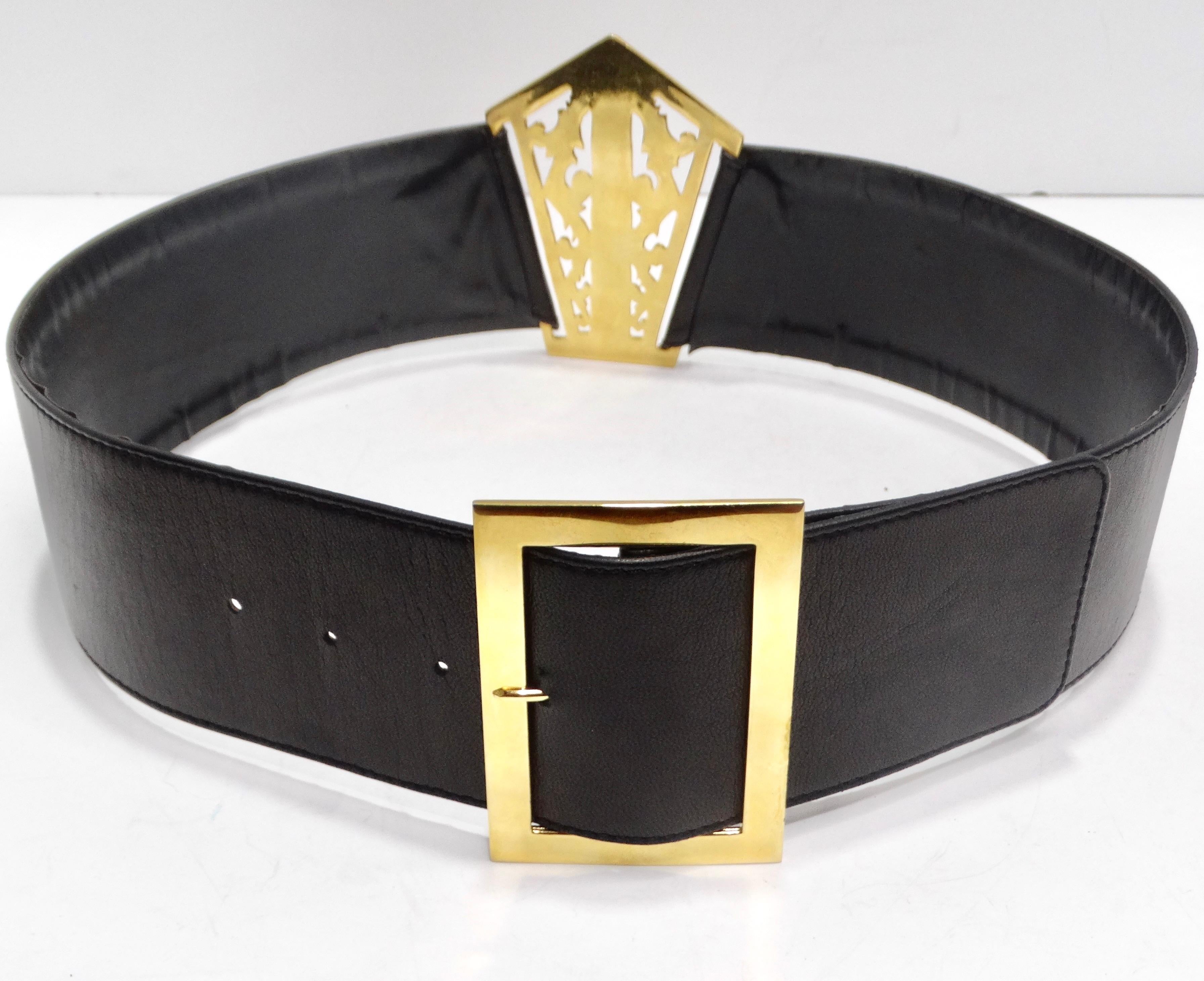Rehaussez votre style grâce à l'allure intemporelle de la ceinture Chanel en cuir noir filigrané plaqué or 24k des années 1980 - une large pièce de cuir noir qui exsude le glamour vintage. Cette ceinture est dotée d'une luxueuse boucle carrée