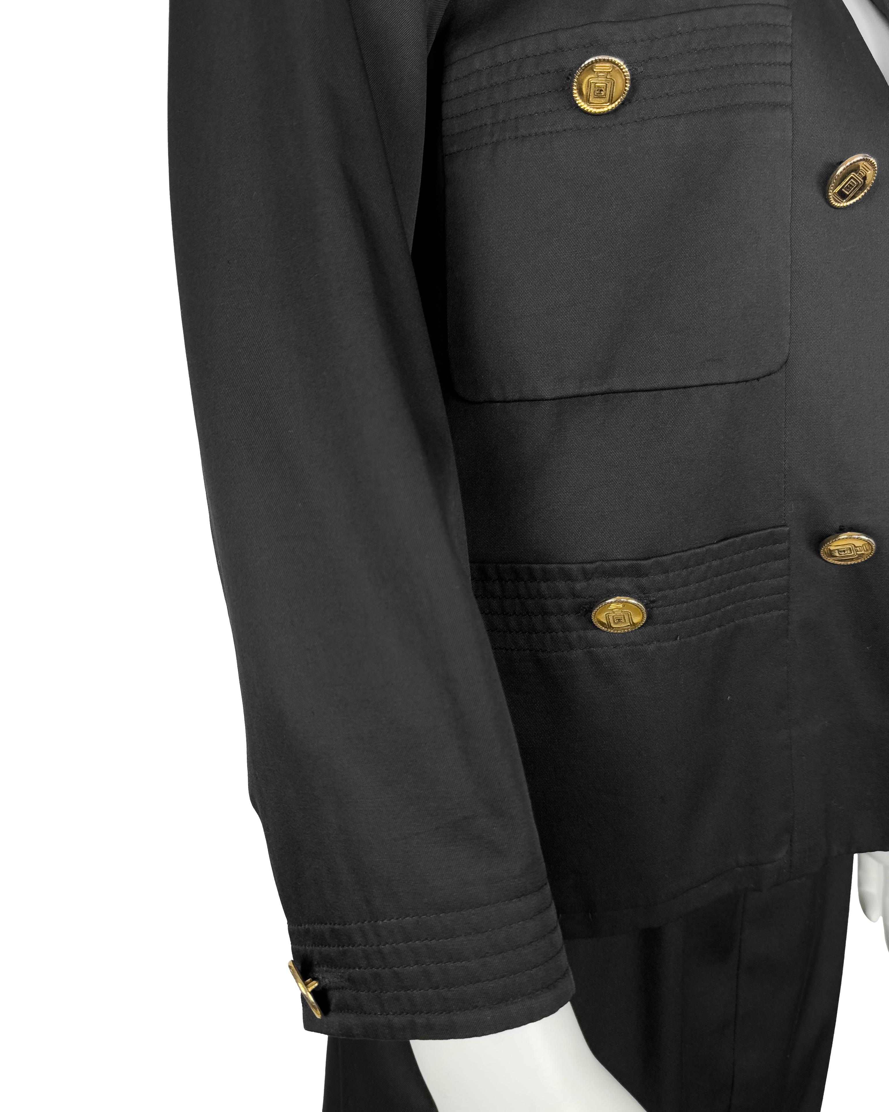 Chanel 1980's - Tailleur jupe en coton poli noir avec boutons de bouteille de parfum Pour femmes en vente