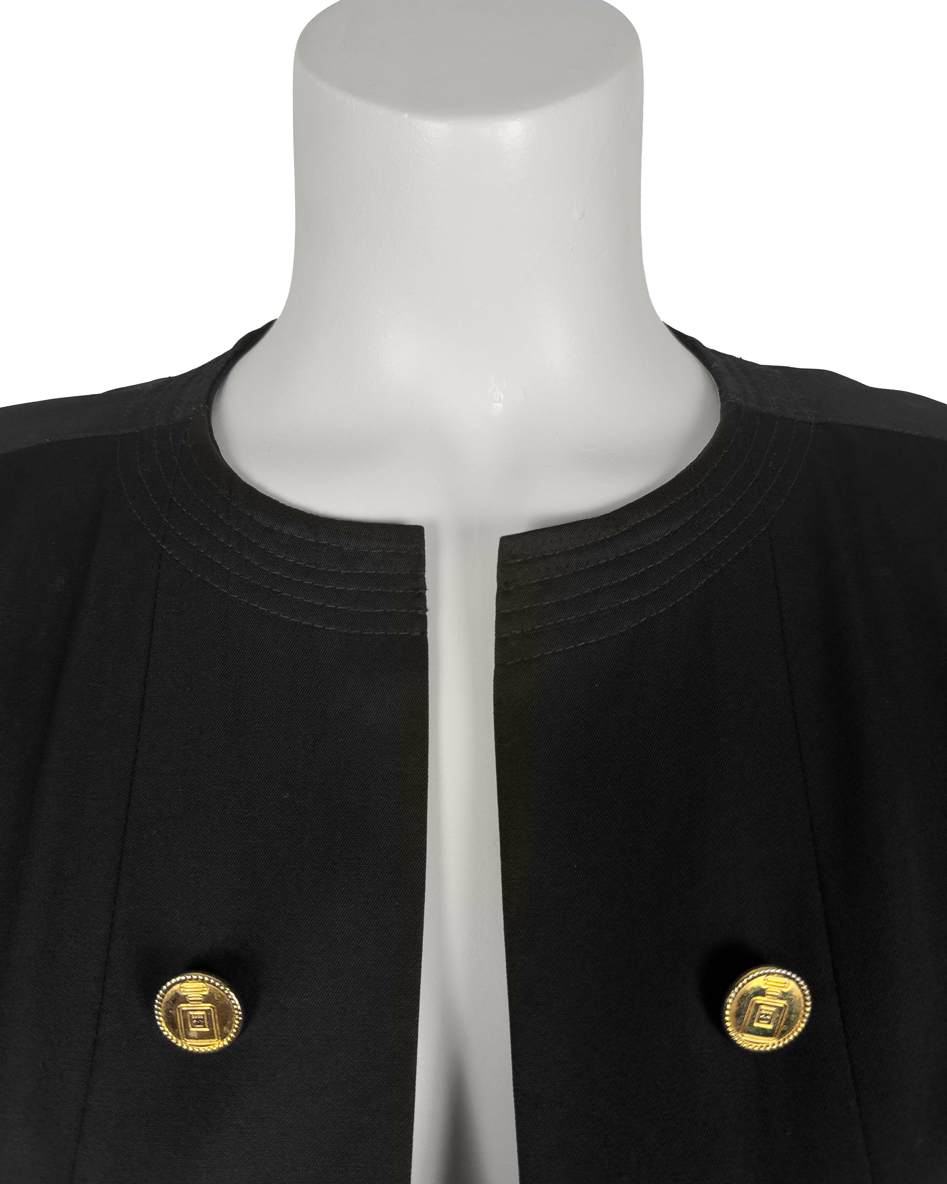 Chanel 1980's - Tailleur jupe en coton poli noir avec boutons de bouteille de parfum en vente 1