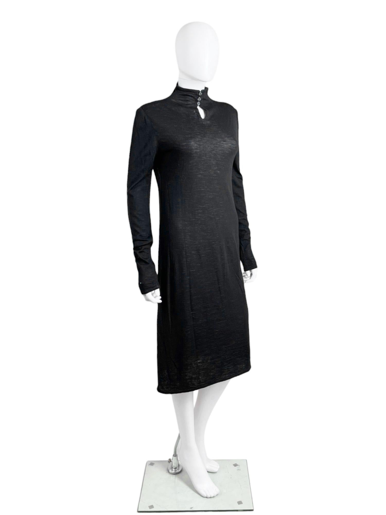 - Chanel
- 1980's
- Schwarzes langärmeliges Kleid mit Rollkragen
- Ausgezeichnet: ein kleines Loch am rechten Handgelenk
- Hergestellt in Frankreich
- Materialien: Baumwolle
- Größe: FR 38 - IT 42 - UK 10 - US 6

Abmessungen:
Schultern: 44