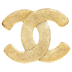 Chanel 1980 Broche CC métal doré Early CC Brooch