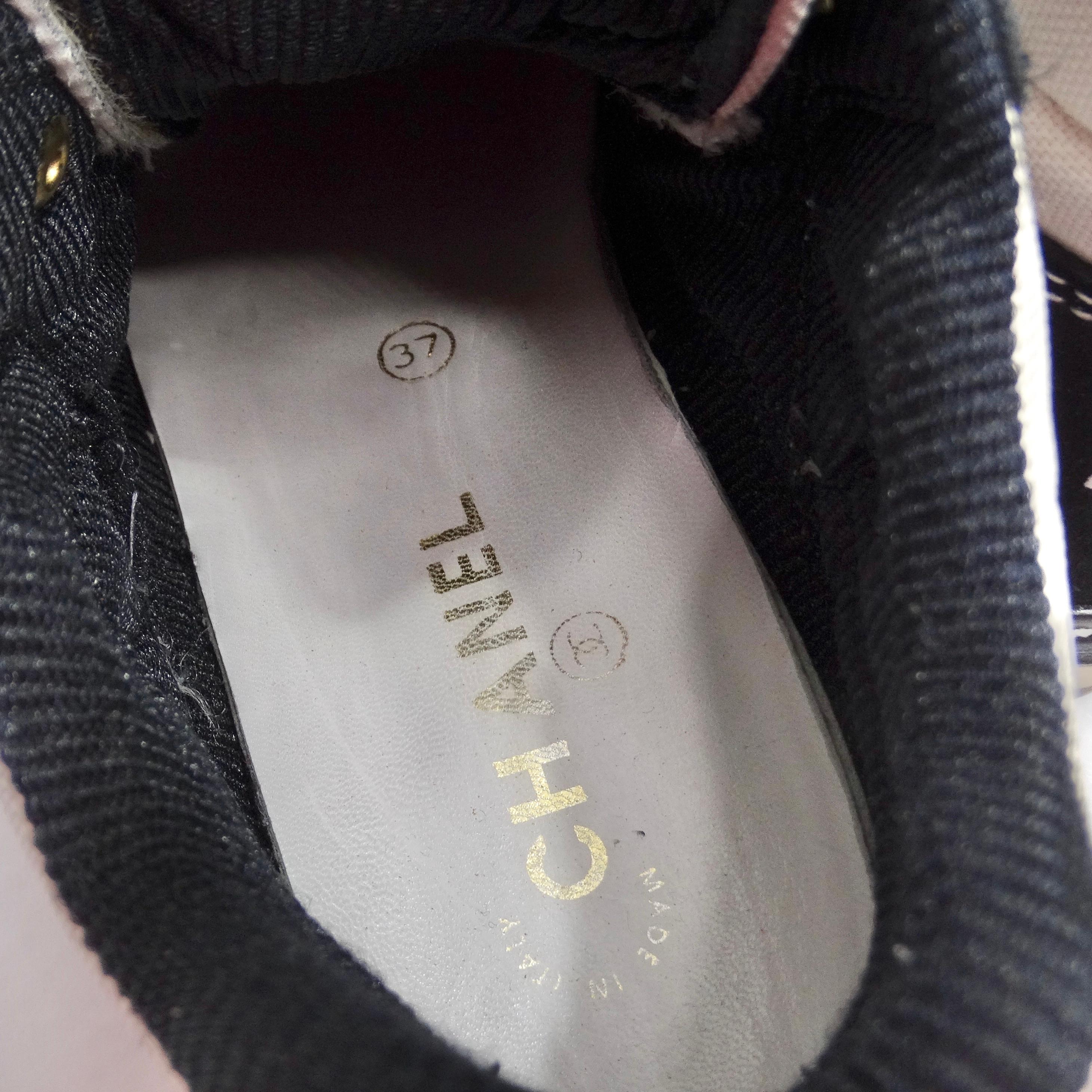 Chanel 1980 CC Lace-Up Black & White Sneakers en vente 6