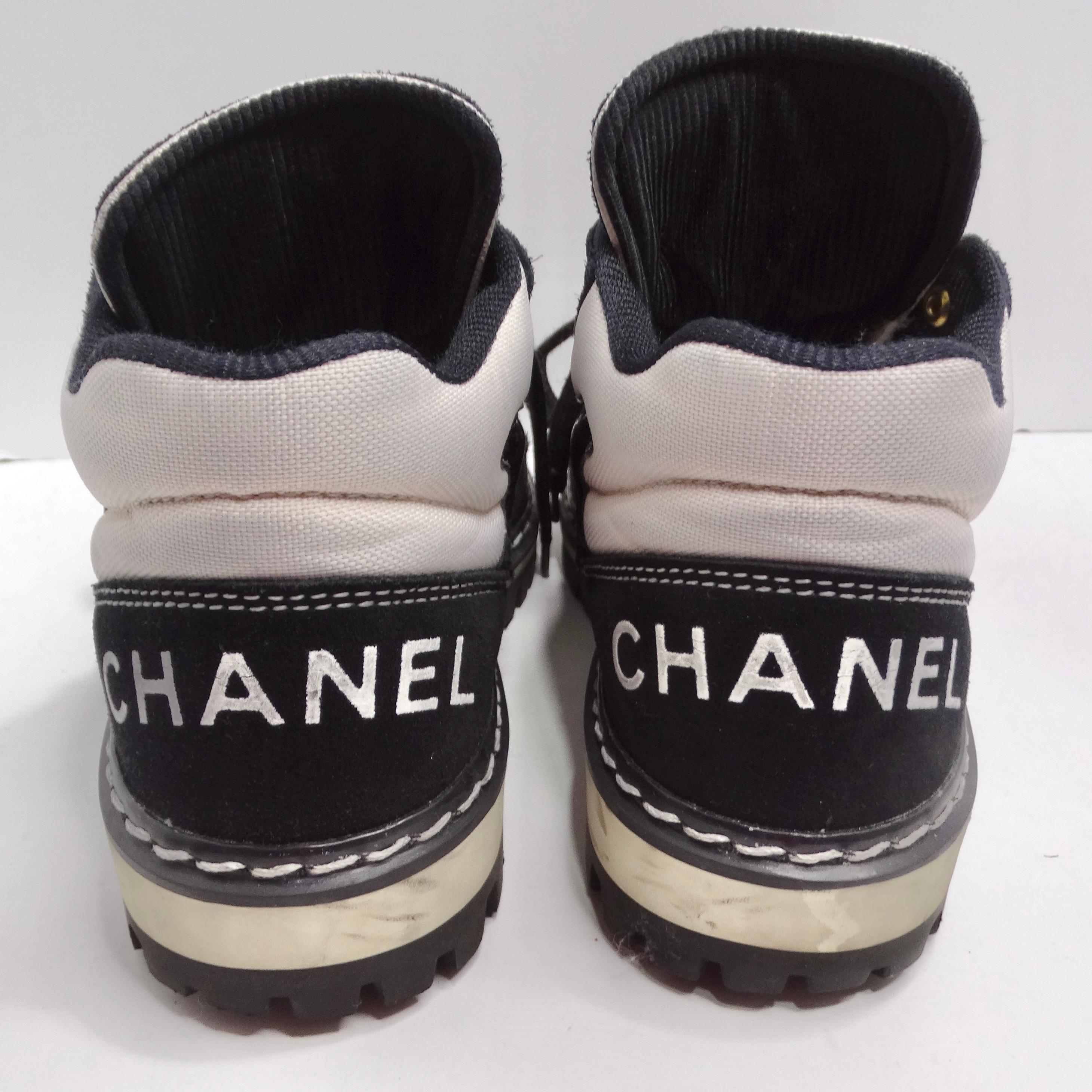 Women's or Men's Chanel 1980s CC Lace-Up Black & White Sneakers For Sale