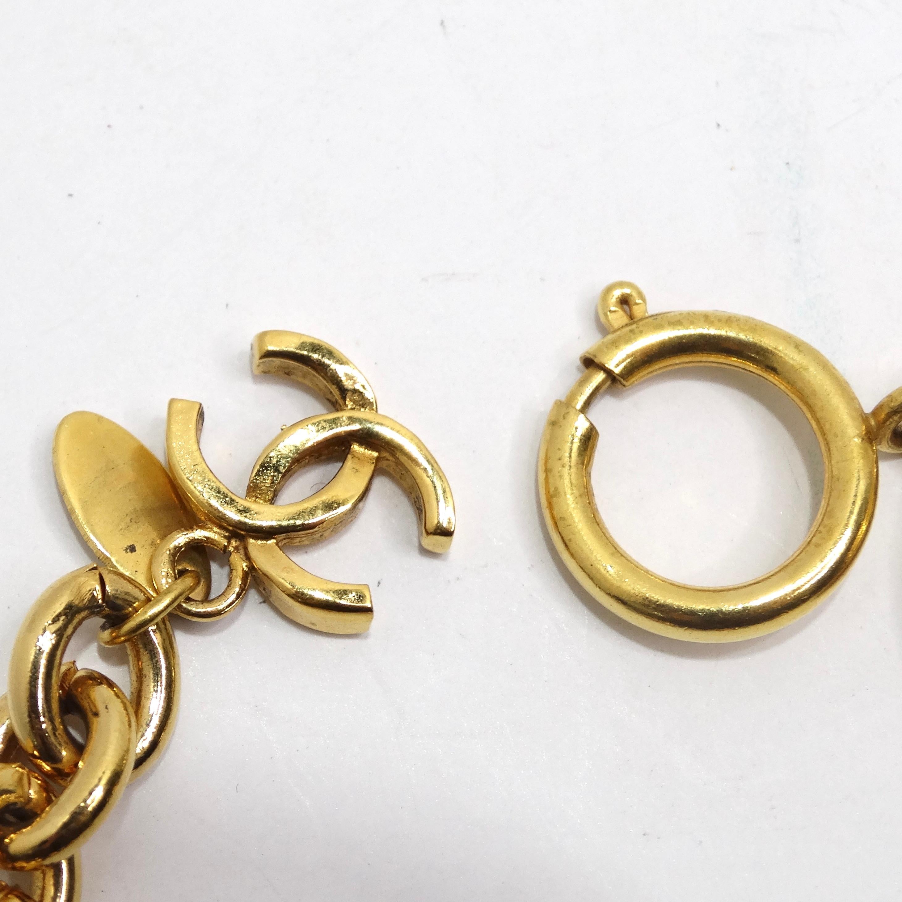 Das Chanel Classic Quilted Coin Link Gold Plated Bracelet ist ein zeitloses Stück, das die unverwechselbare Eleganz von Chanel verkörpert. Dieses vergoldete Armband besteht aus gesteppten Münzgliedern, die mit dem klassischen, ineinandergreifenden