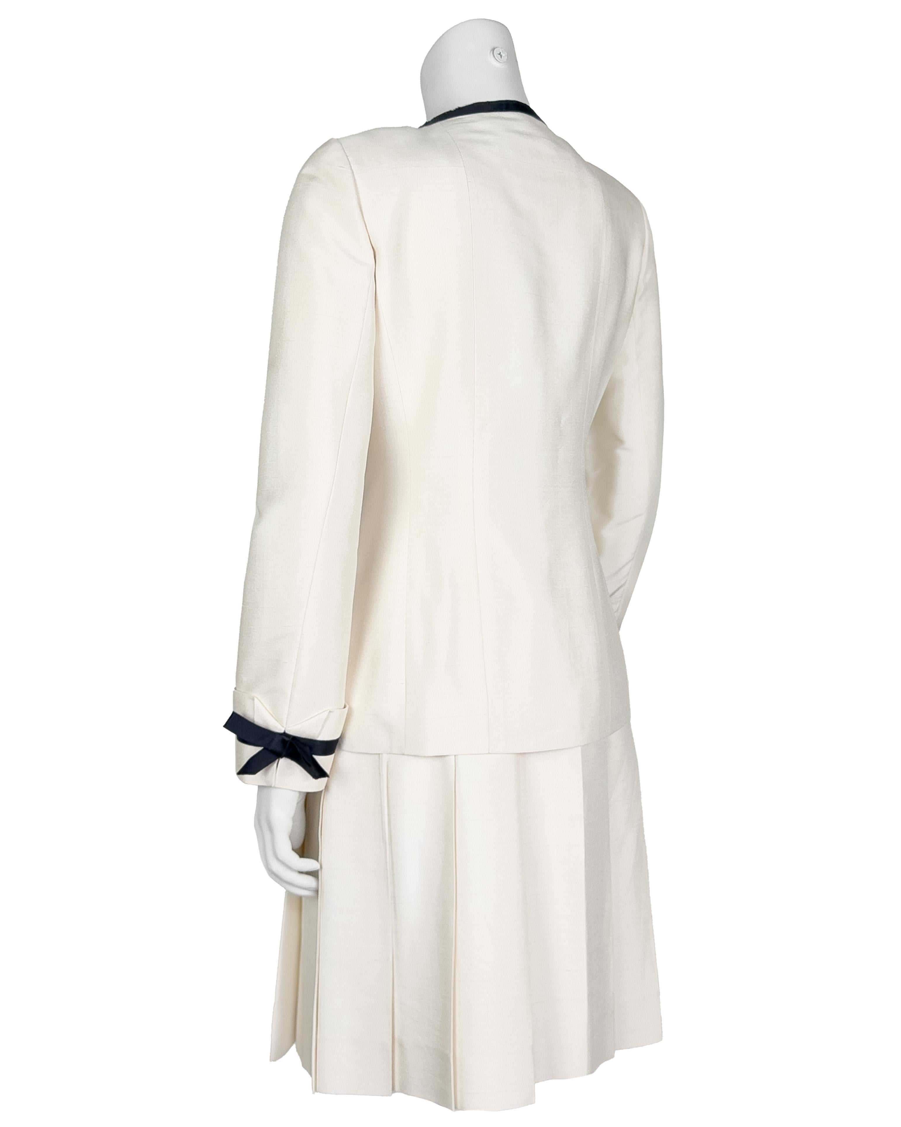 Beige Completo Chanel anni '80 con giacca e gonna in seta color crema in vendita