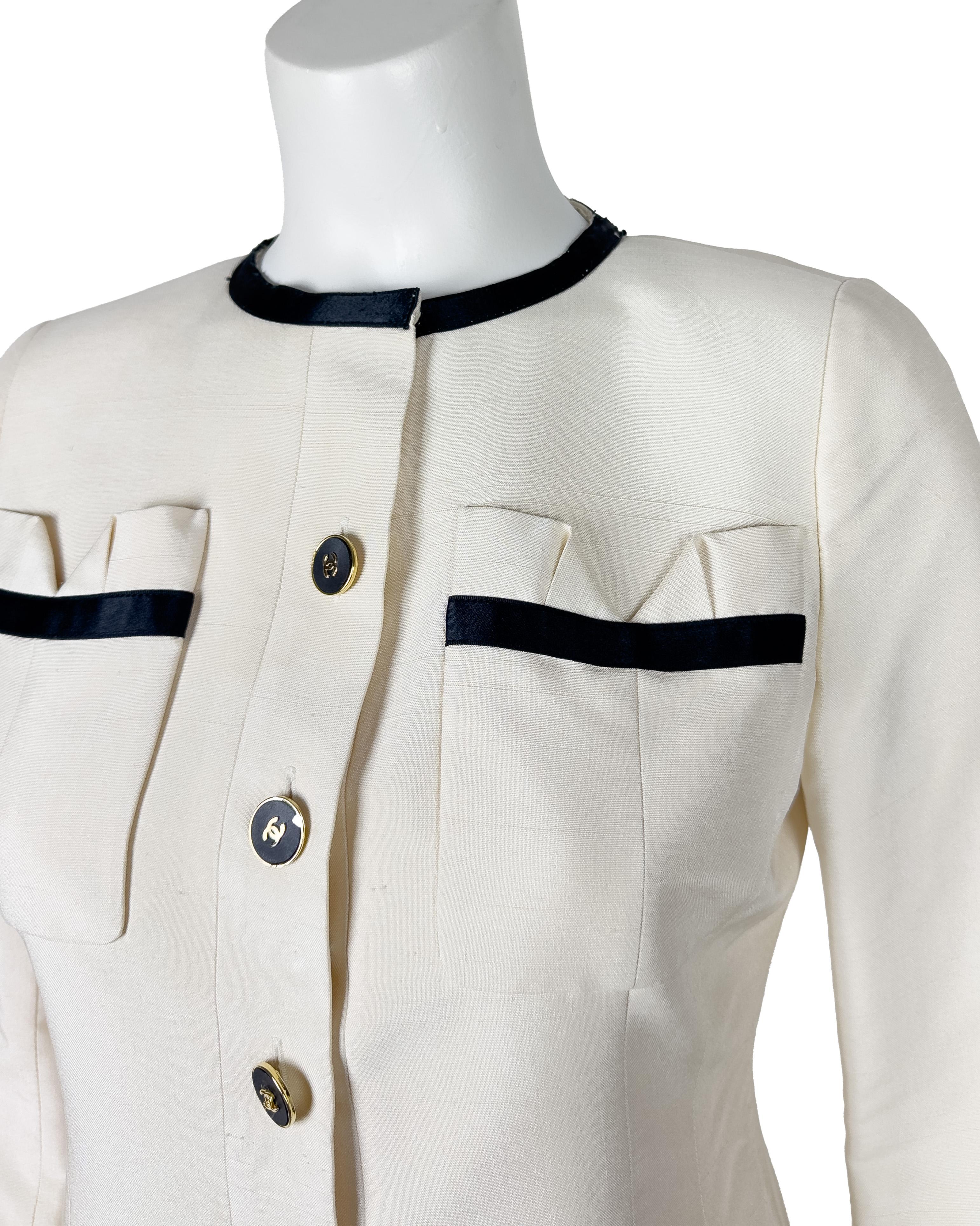 Donna Completo Chanel anni '80 con giacca e gonna in seta color crema in vendita