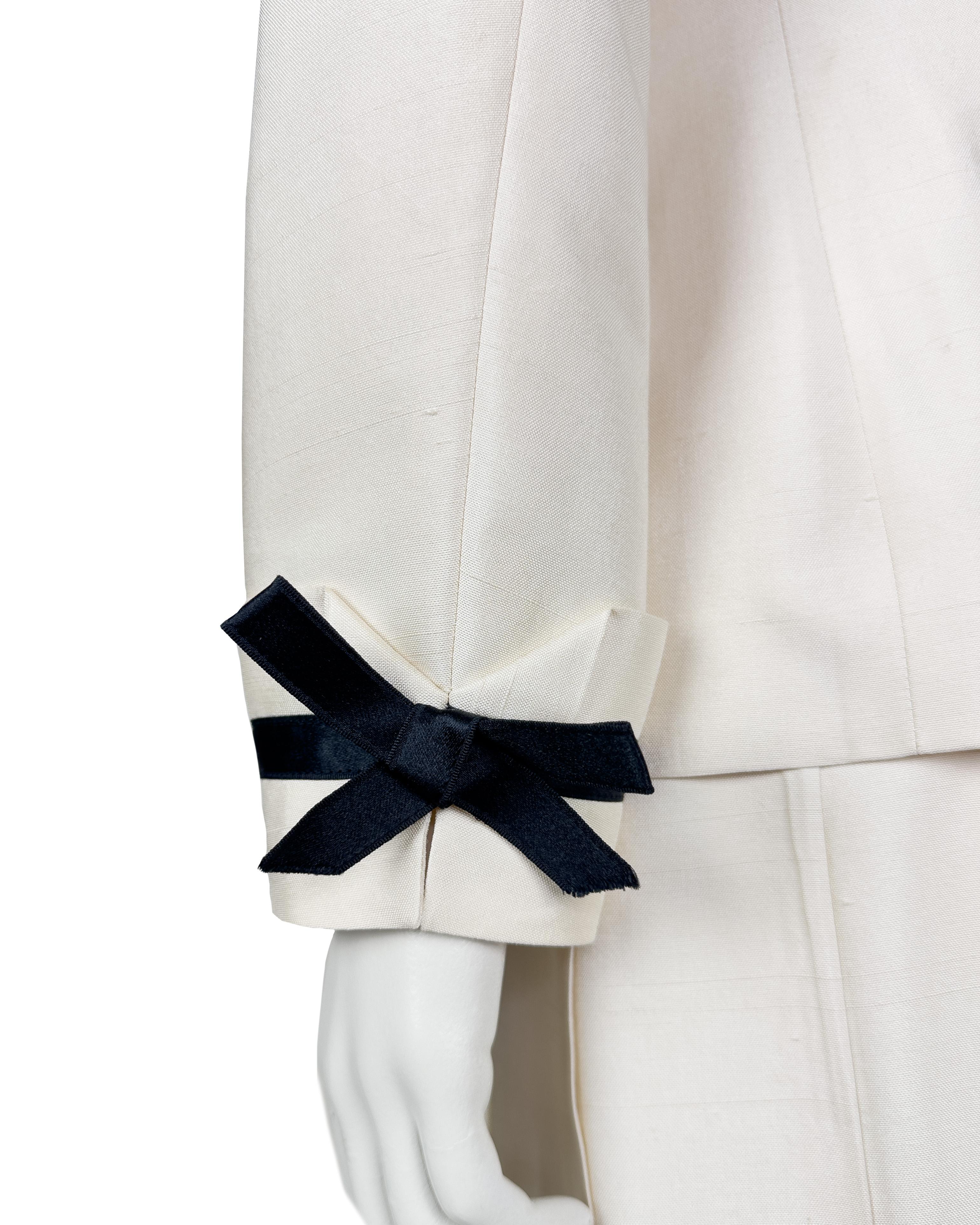 Completo Chanel anni '80 con giacca e gonna in seta color crema in vendita 1