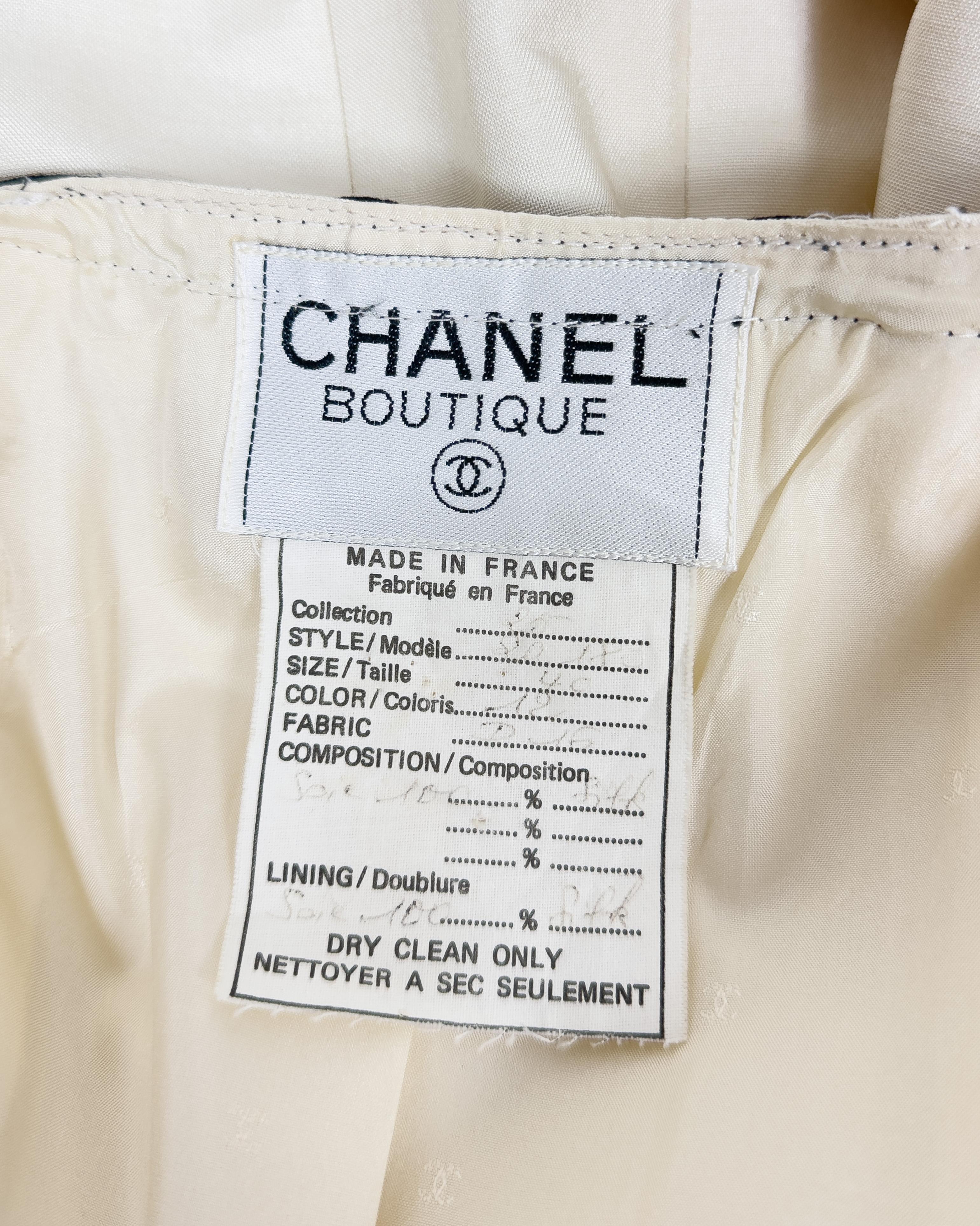 Completo Chanel anni '80 con giacca e gonna in seta color crema in vendita 2