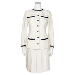 Traje de chaqueta y falda Chanel de seda crema de los años 80