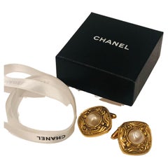 CHANEL 1980s Cufflinks Pearl & Gold Baroque Arabesque W/Box