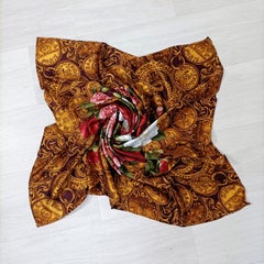 Chanel 1980s foulard vintage in seta con stampa di monete e camelia