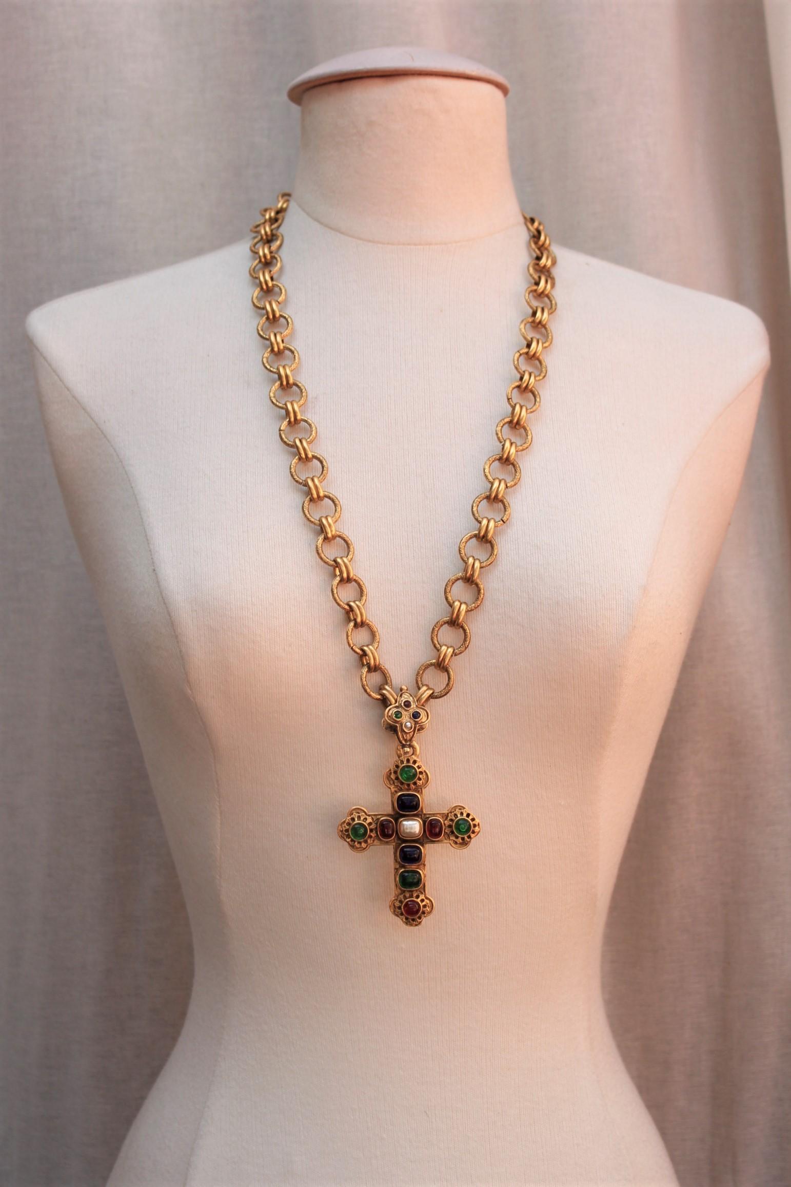 CHANEL 1980s Gilted metal chain necklace with its pendant jewel cross pendant In Excellent Condition In Paris, FR