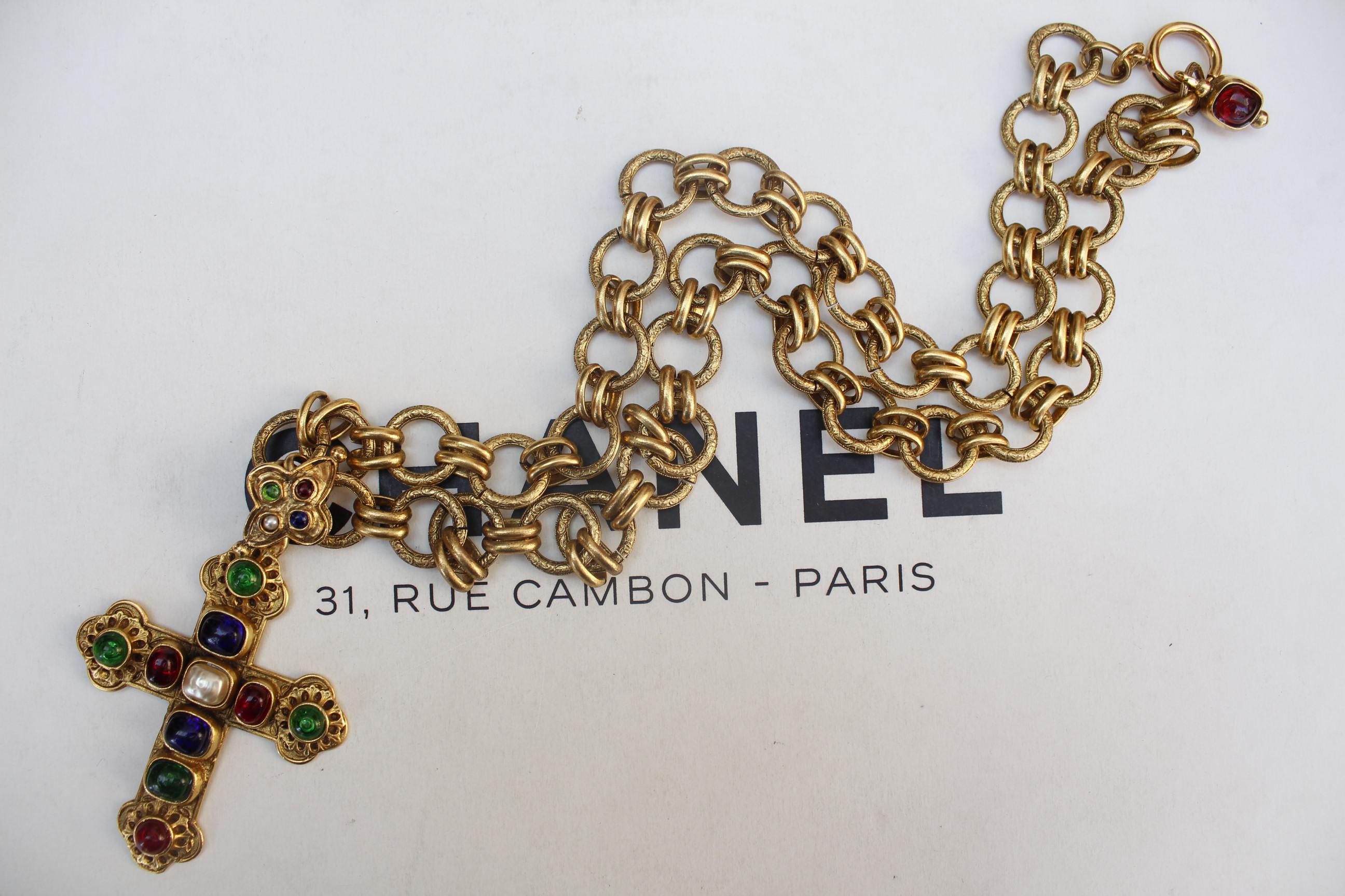Women's CHANEL 1980s Gilted metal chain necklace with its pendant jewel cross pendant