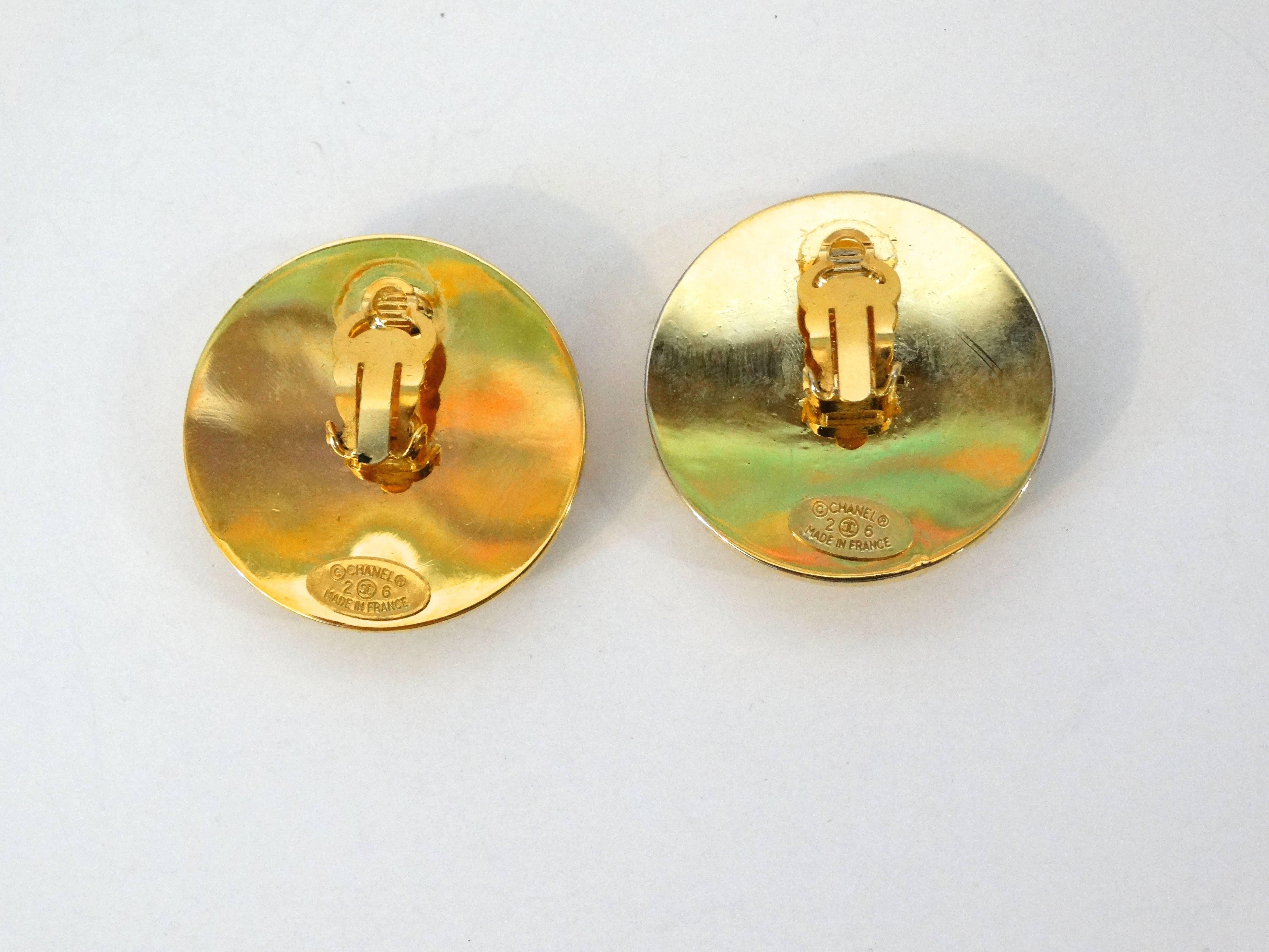 Chanel-Clip-Ohrringe aus den 1980er Jahren. Diese klassischen und zeitlosen Ohrringe bestehen aus zwei Goldschichten (eine strukturiert und eine massiv) mit dem goldenen CC-Logo über einem matten Schwarz. In ausgezeichnetem Vintage-Zustand, signiert