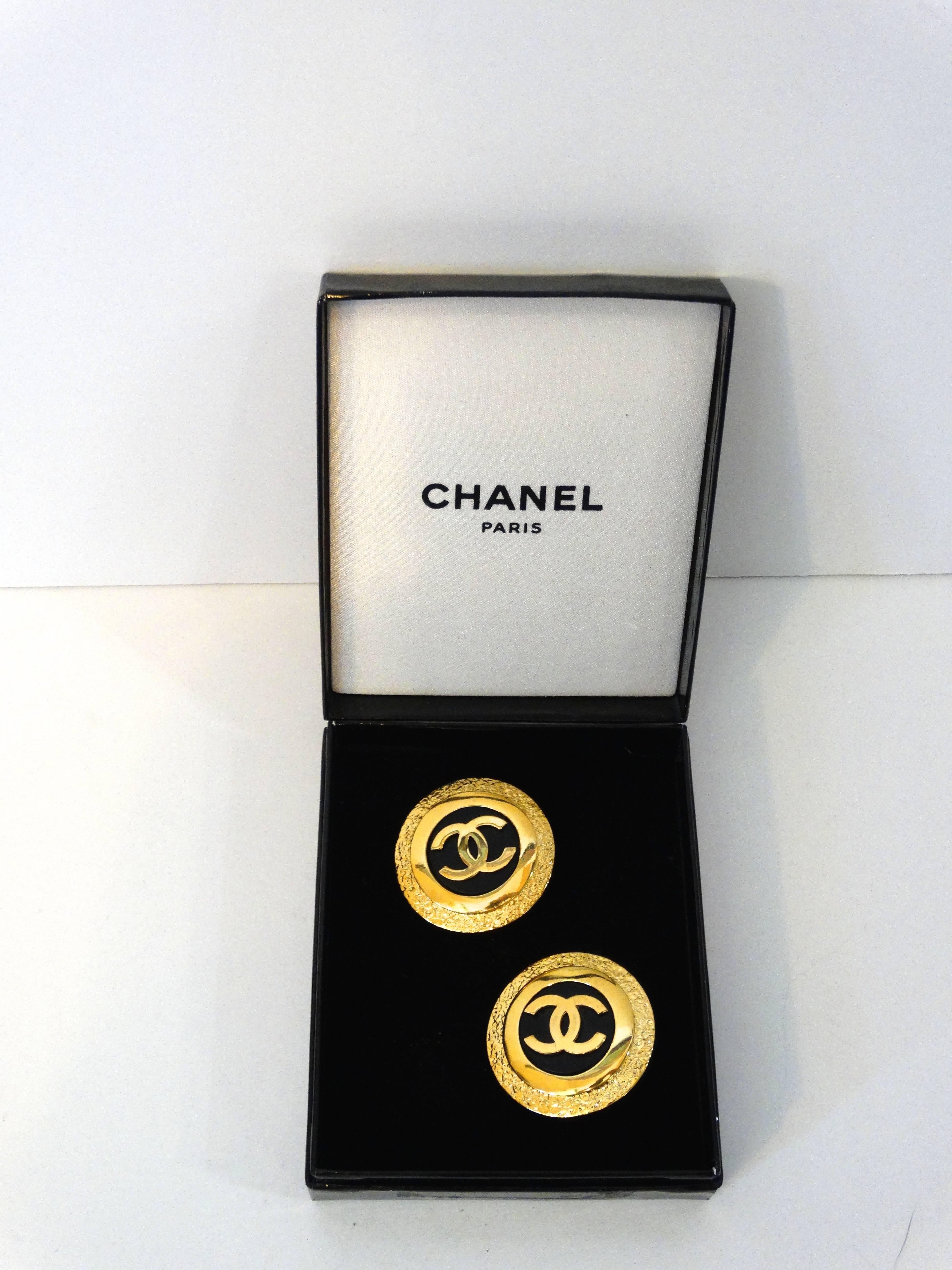 Chanel 1980er Jahre Gold- und schwarze Scheibenohrringe im Zustand „Hervorragend“ im Angebot in Scottsdale, AZ