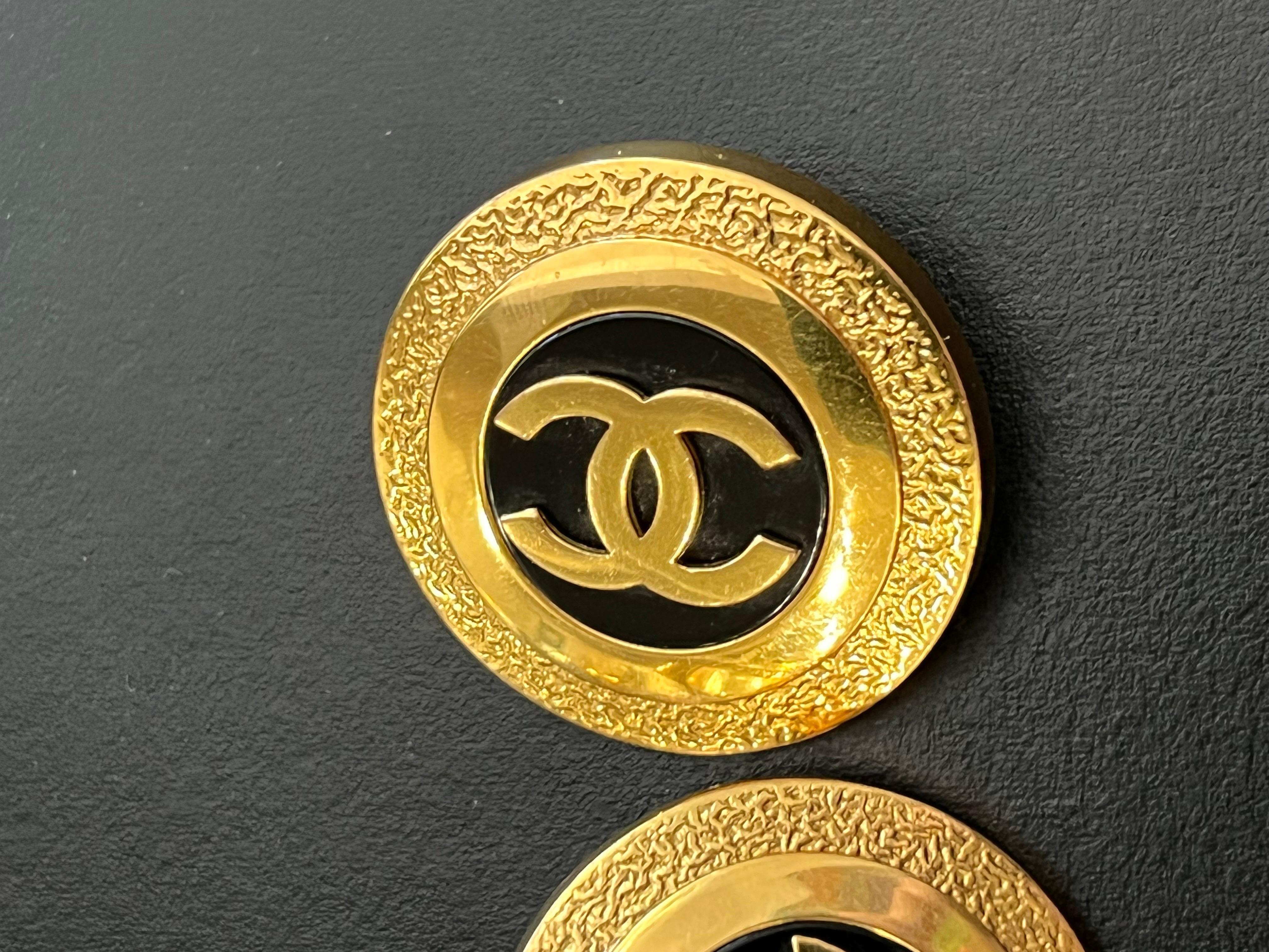 Chanel 1980er Jahre Gold- und schwarze Scheibenohrringe im Angebot 2