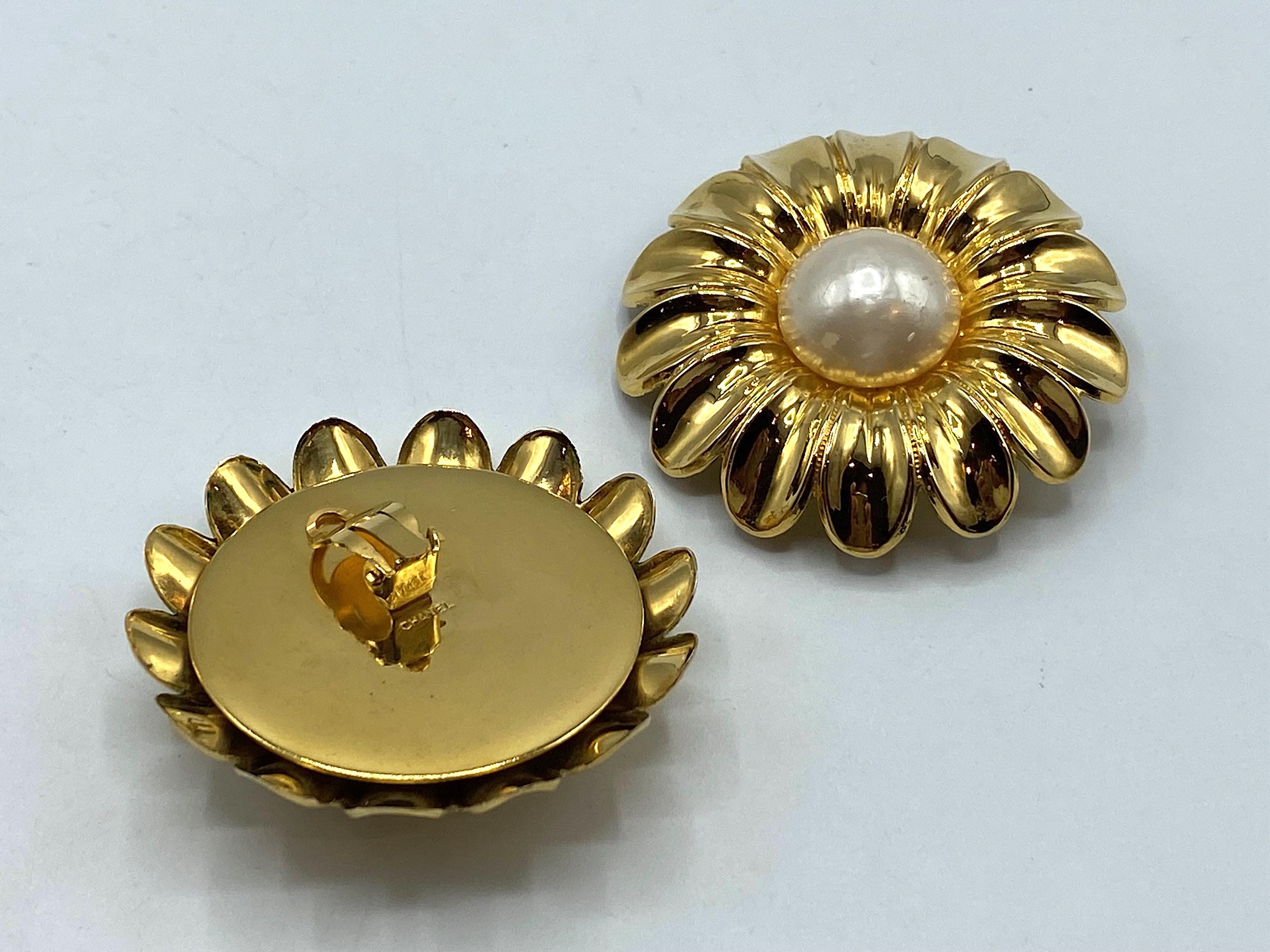 Chanel 1980s Gold and Pearl Flower Earrings For Sale 5