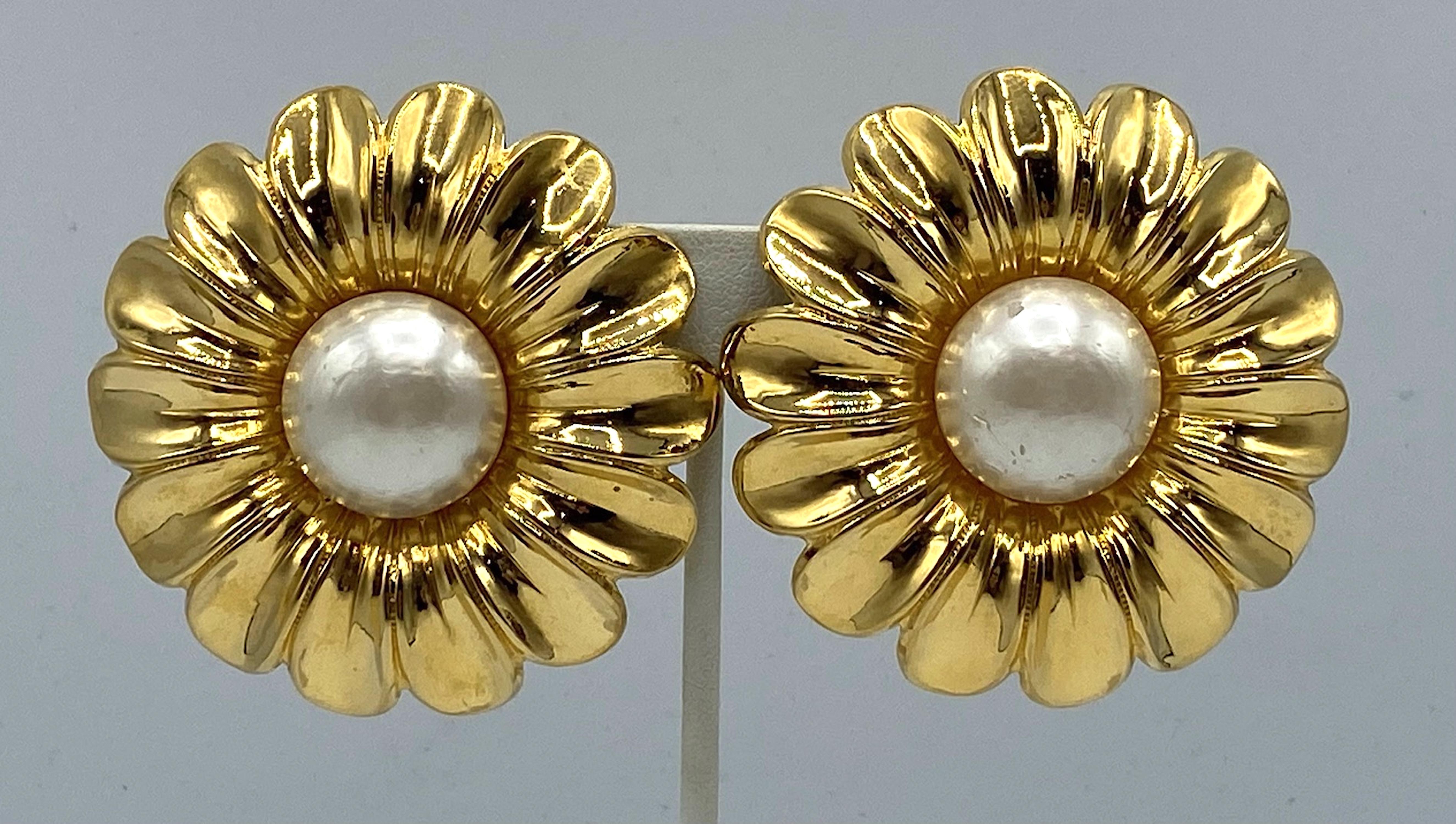 Cabochon Chanel 1980s Gold and Pearl Flower Earrings For Sale