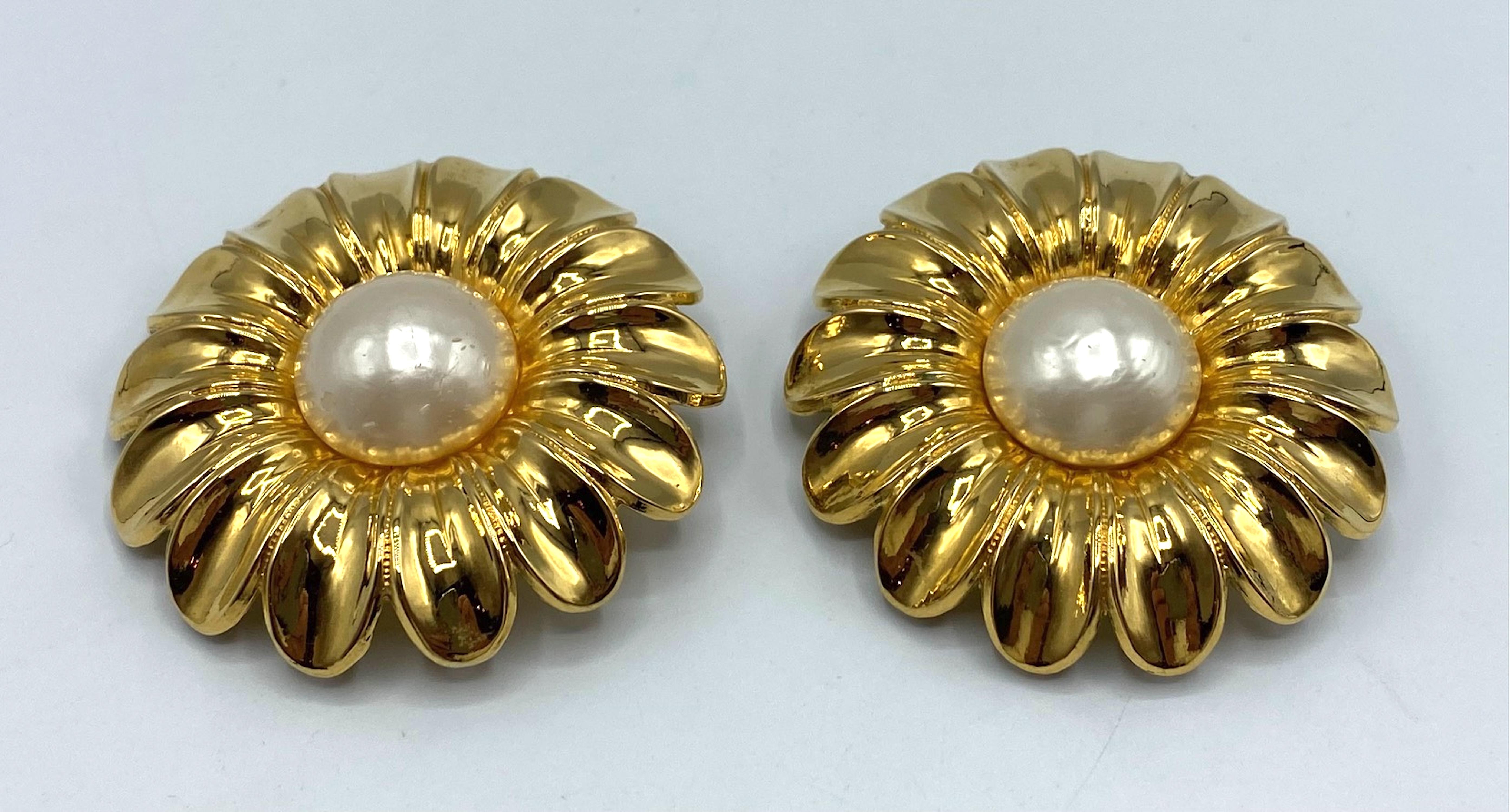 Chanel 1980s Gold and Pearl Flower Earrings In Good Condition For Sale In New York, NY