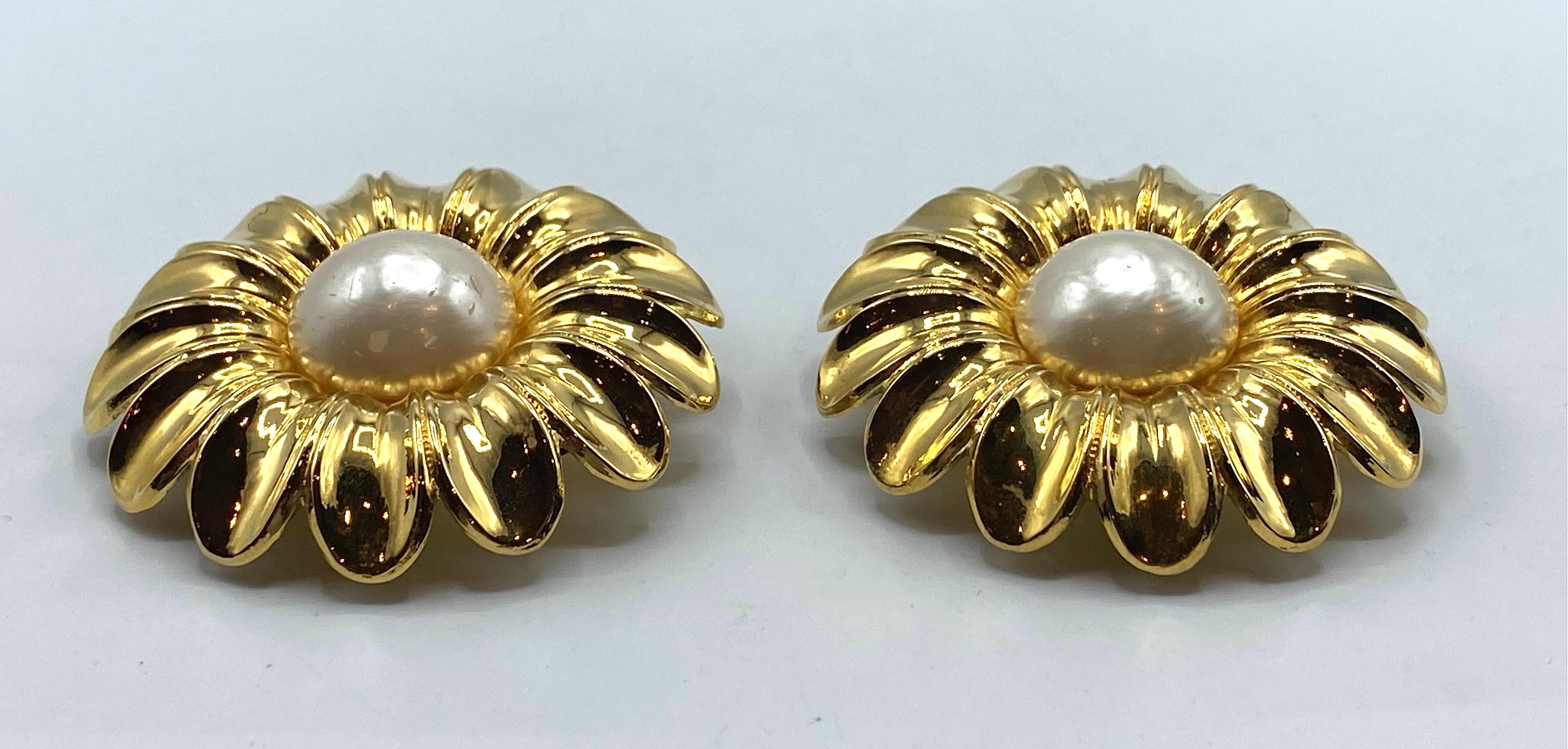 Women's Chanel 1980s Gold and Pearl Flower Earrings For Sale