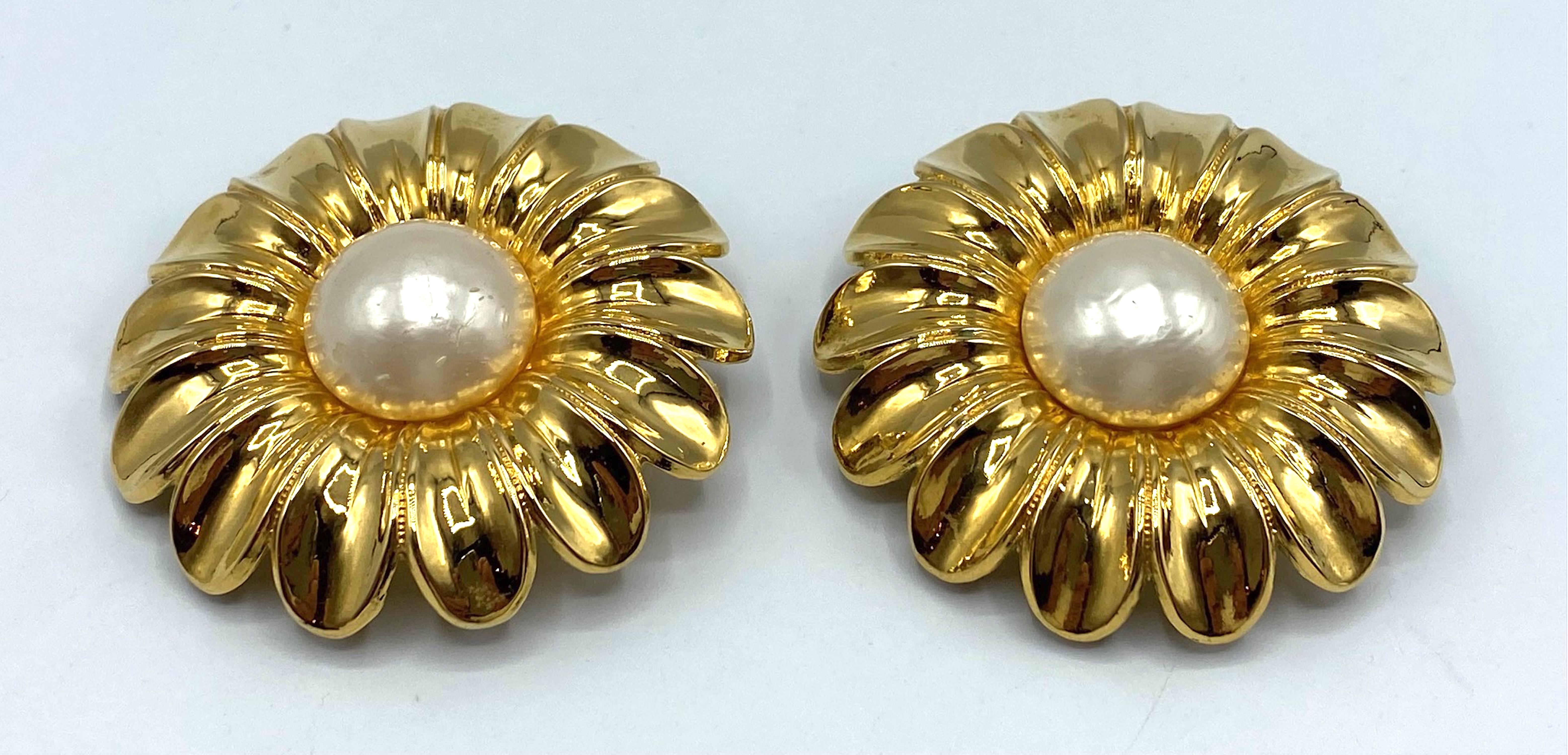 Chanel 1980s Gold and Pearl Flower Earrings For Sale 1
