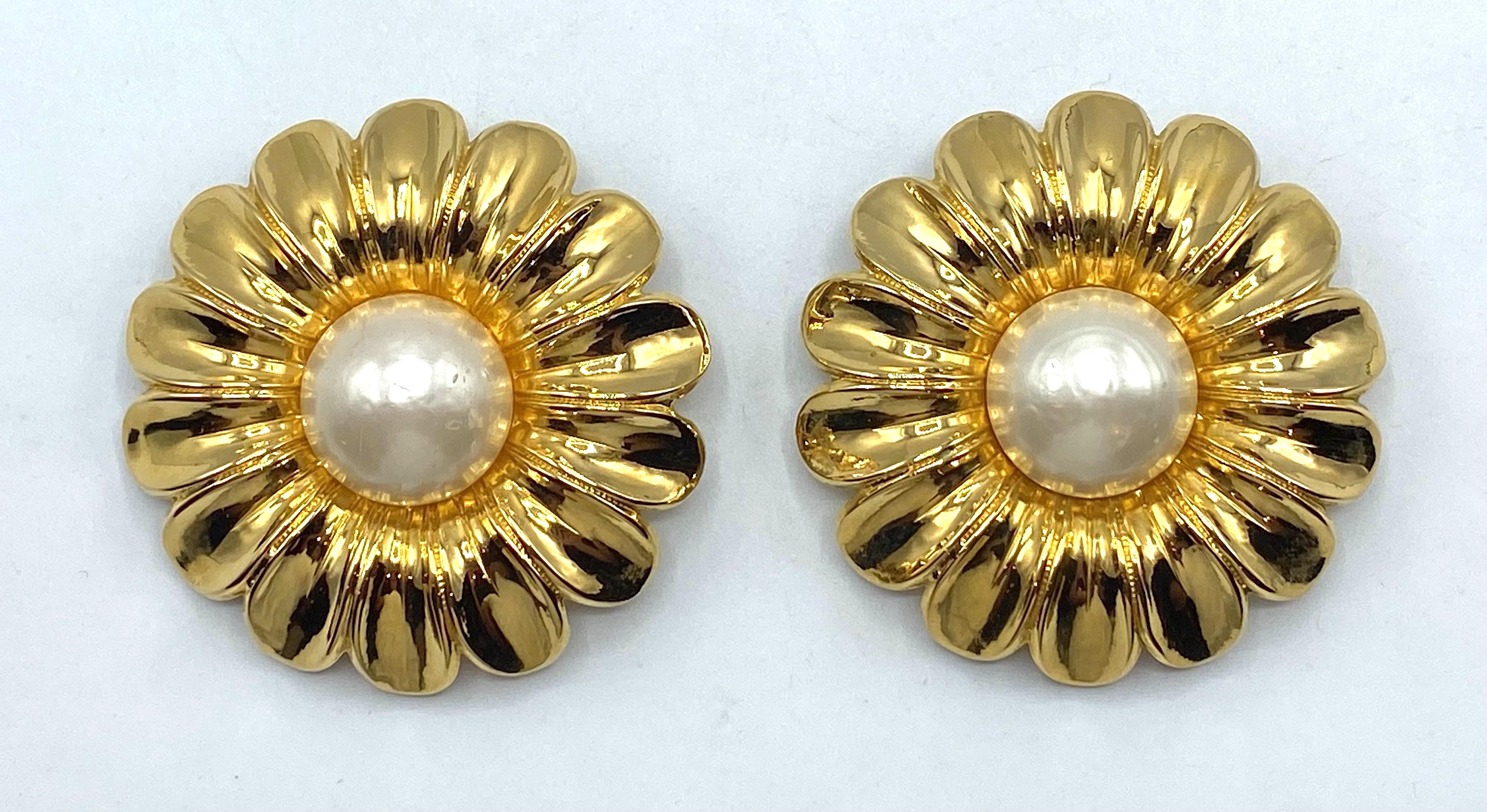 Chanel 1980s Gold and Pearl Flower Earrings For Sale 2