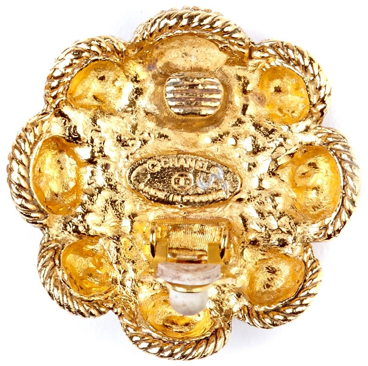 Chanel 1980 Boucles d'oreilles fleurs en or doré avec fausses perles Pour femmes en vente