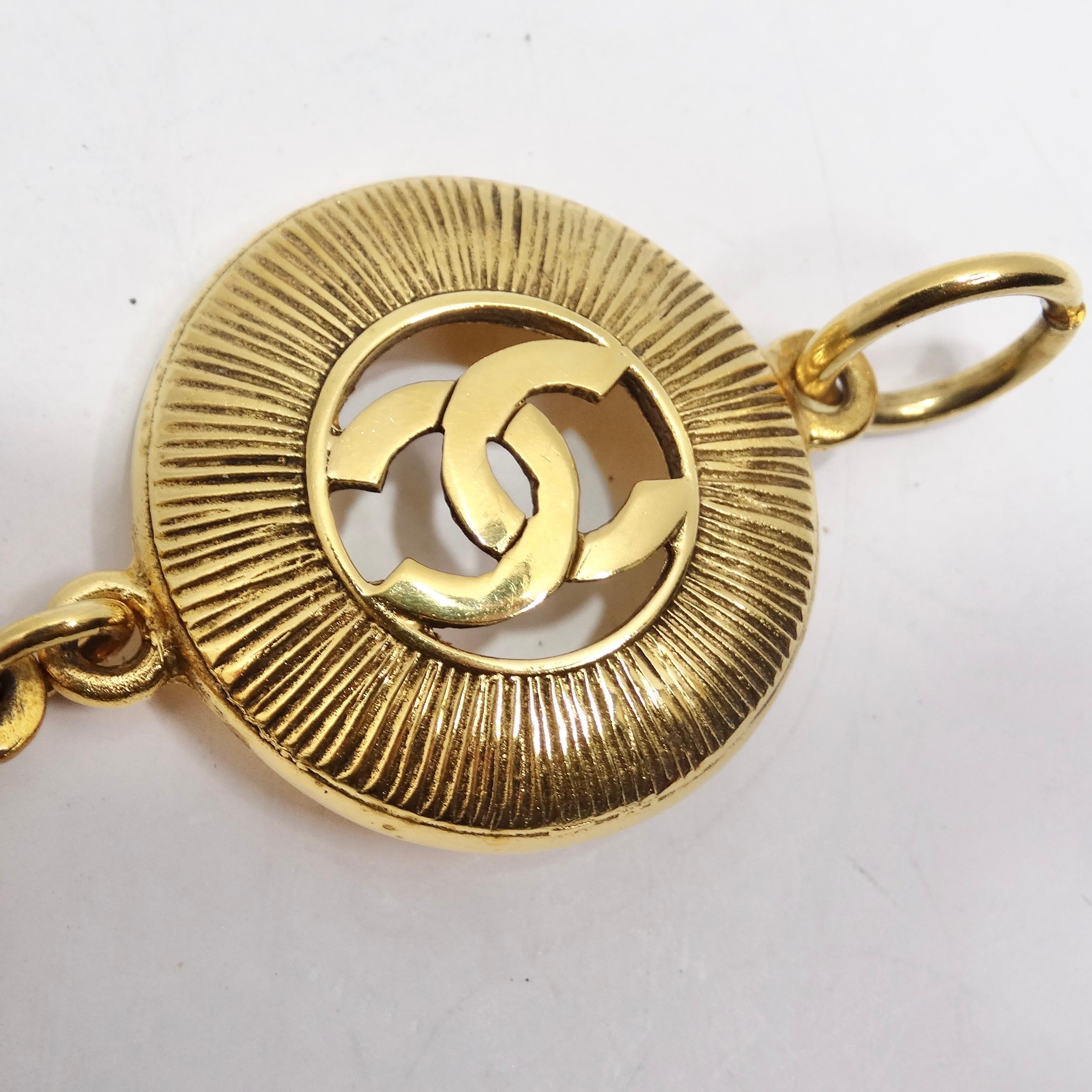 Lassen Sie sich dieses klassische und elegante Stück aus den 1980er Jahren nicht entgehen, das Chanel Gold Metal Medallion Coin CC Link Bracelet. Dieses Armband verfügt über vier vergoldete Sonnenschliff-Charms, die jeweils in der Mitte mit dem für