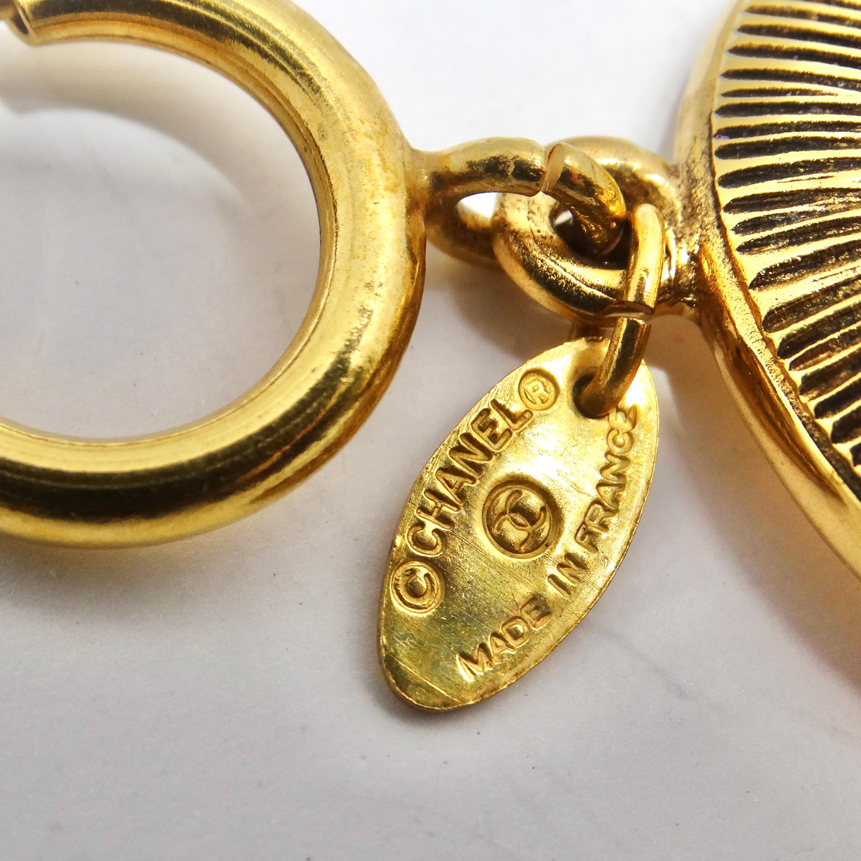 Chanel 1980er Jahre Gold Metall Medaillon Münze CC Gliederarmband im Zustand „Hervorragend“ im Angebot in Scottsdale, AZ