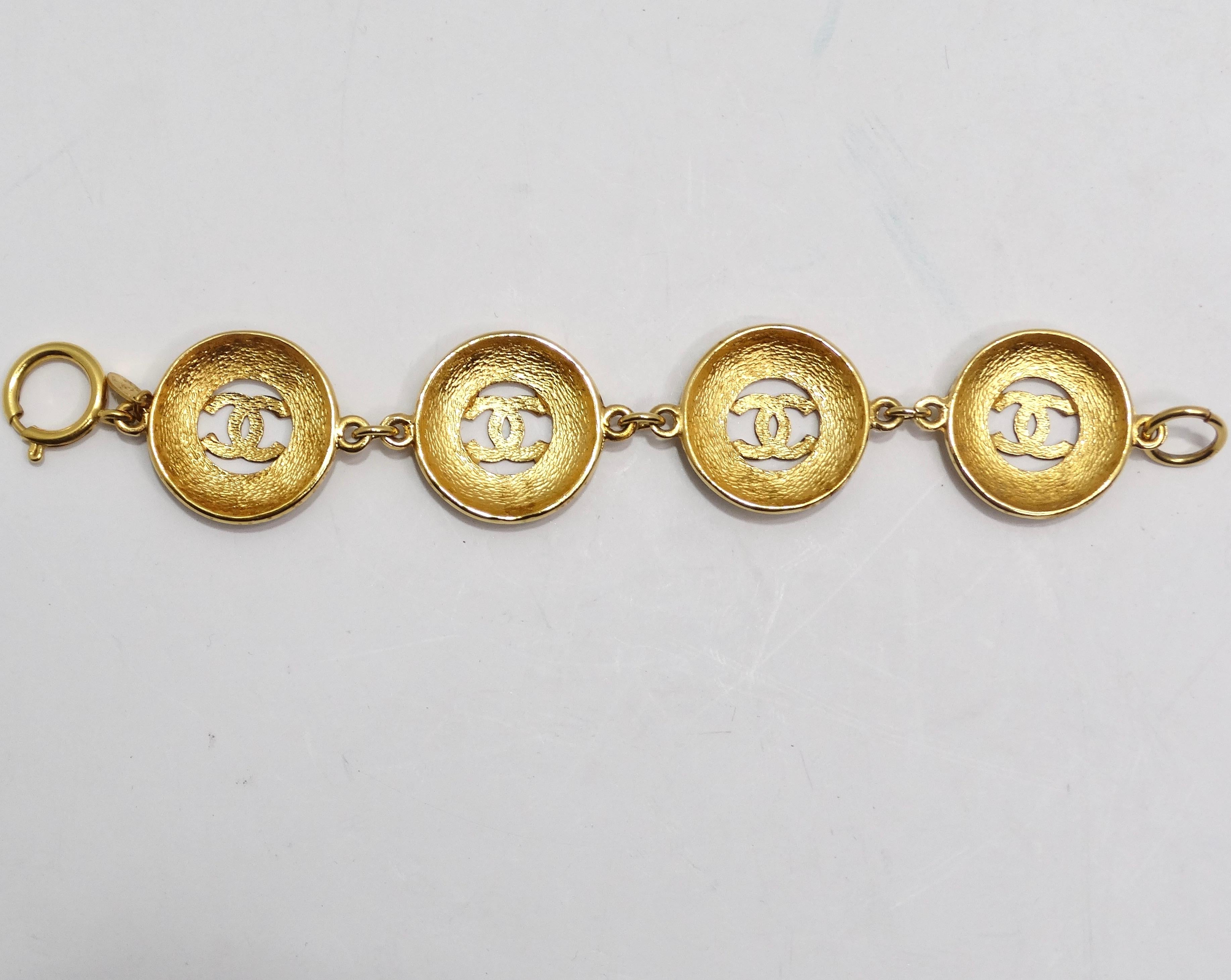 Chanel 1980er Jahre Gold Metall Medaillon Münze CC Gliederarmband im Angebot 1