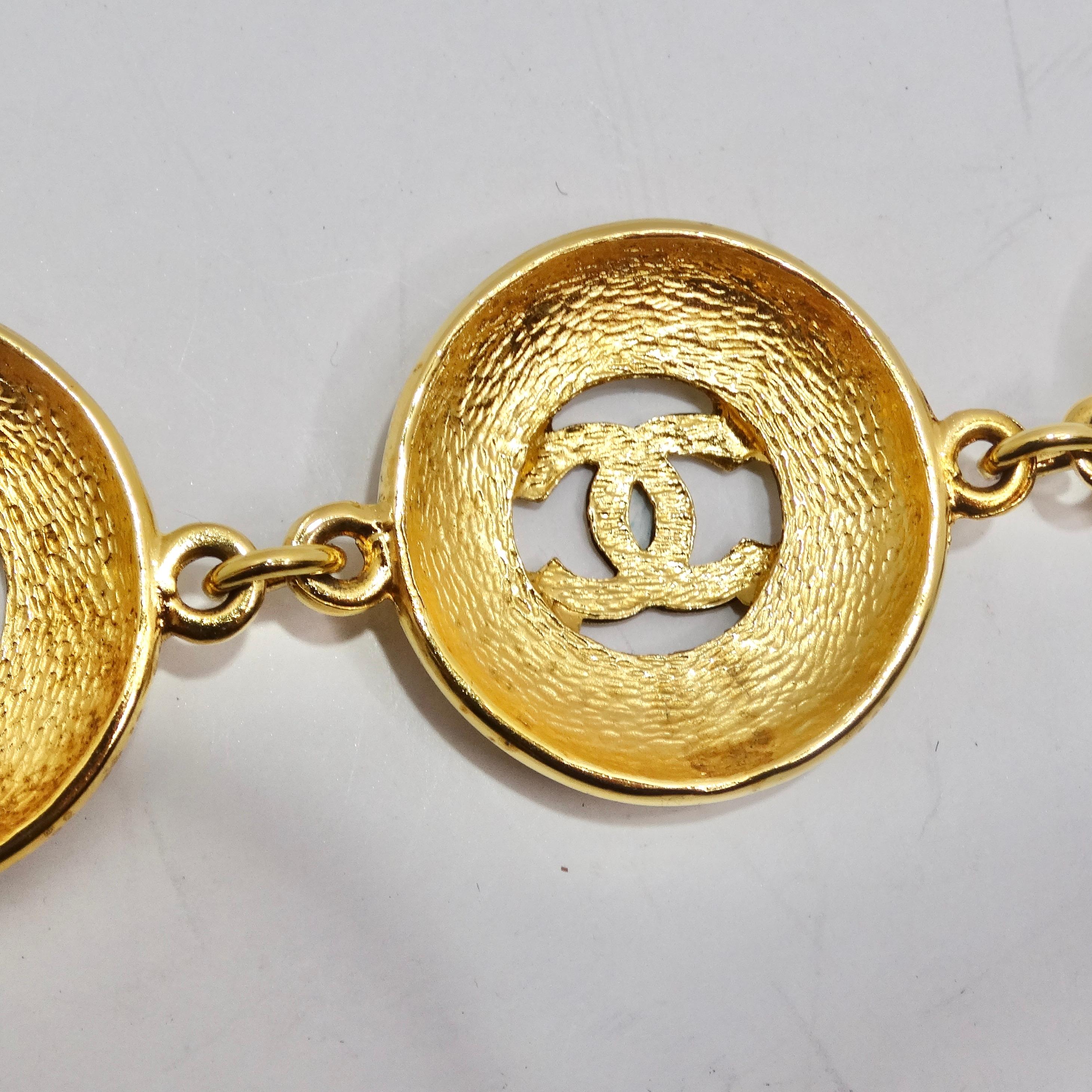 Chanel 1980er Jahre Gold Metall Medaillon Münze CC Gliederarmband im Angebot 2