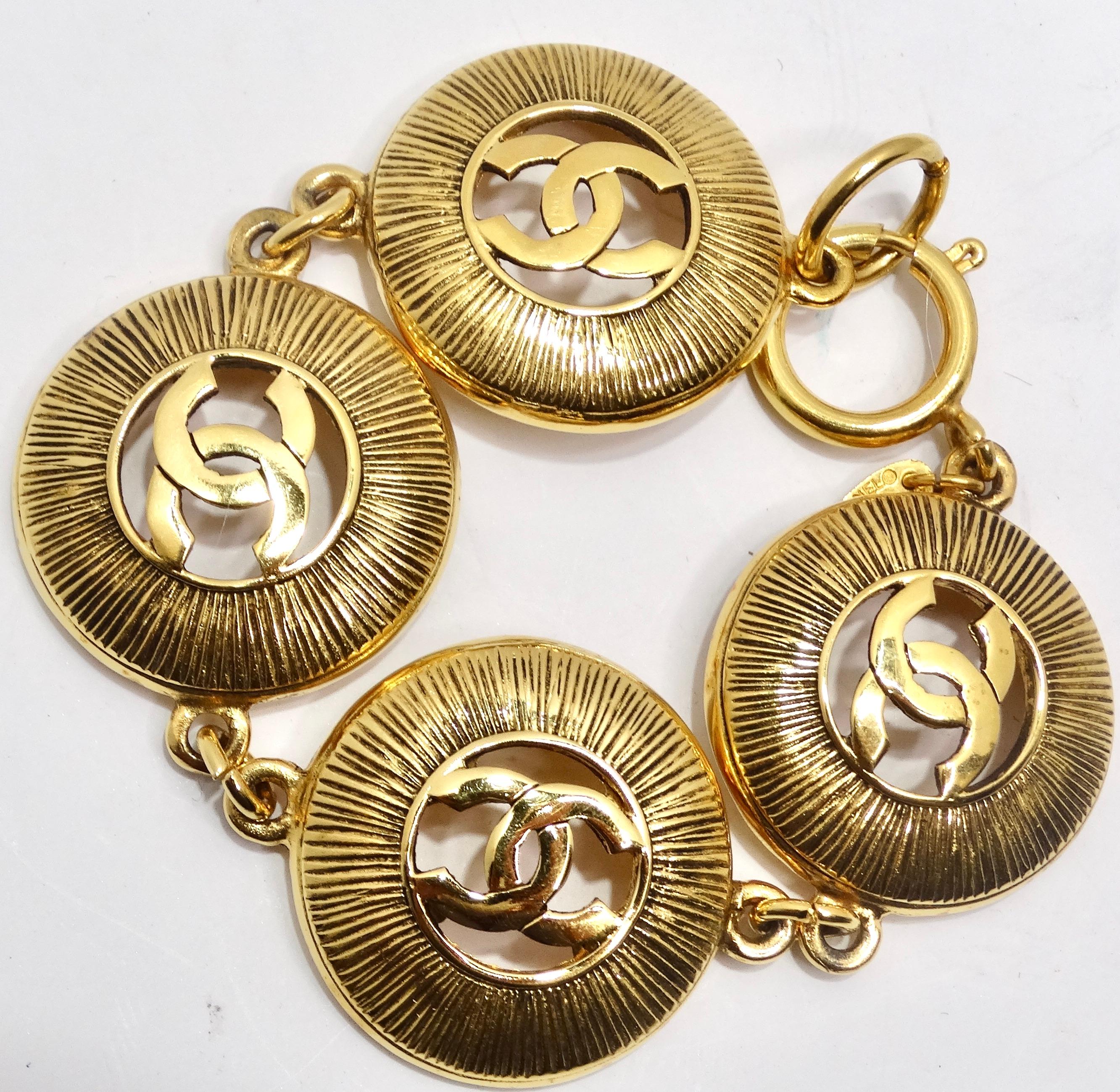 Chanel 1980er Jahre Gold Metall Medaillon Münze CC Gliederarmband im Angebot 3