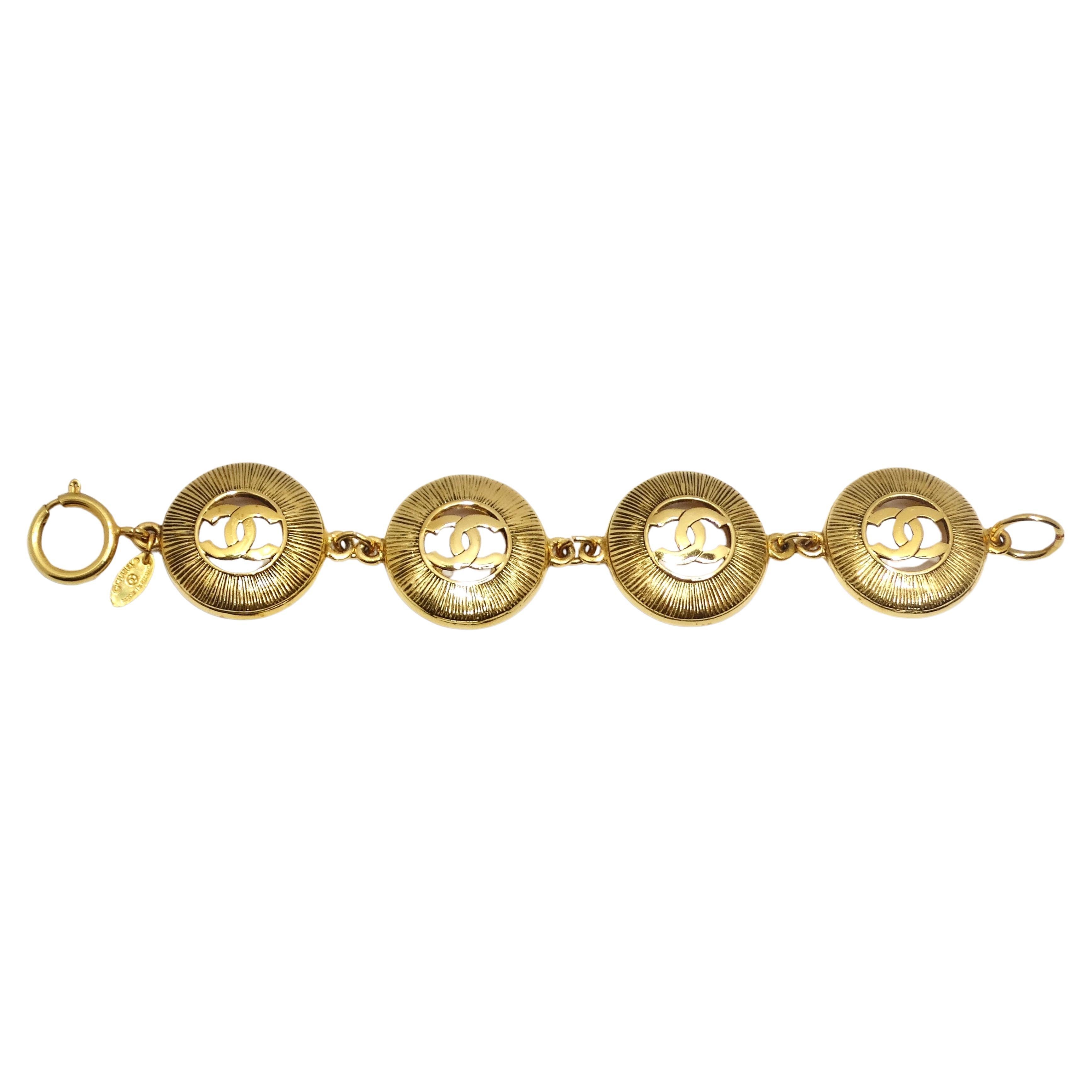 Chanel 1980er Jahre Gold Metall Medaillon Münze CC Gliederarmband im Angebot