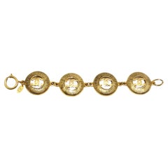 Chanel, bracelet à maillons CC avec médaillon en métal doré des années 1980