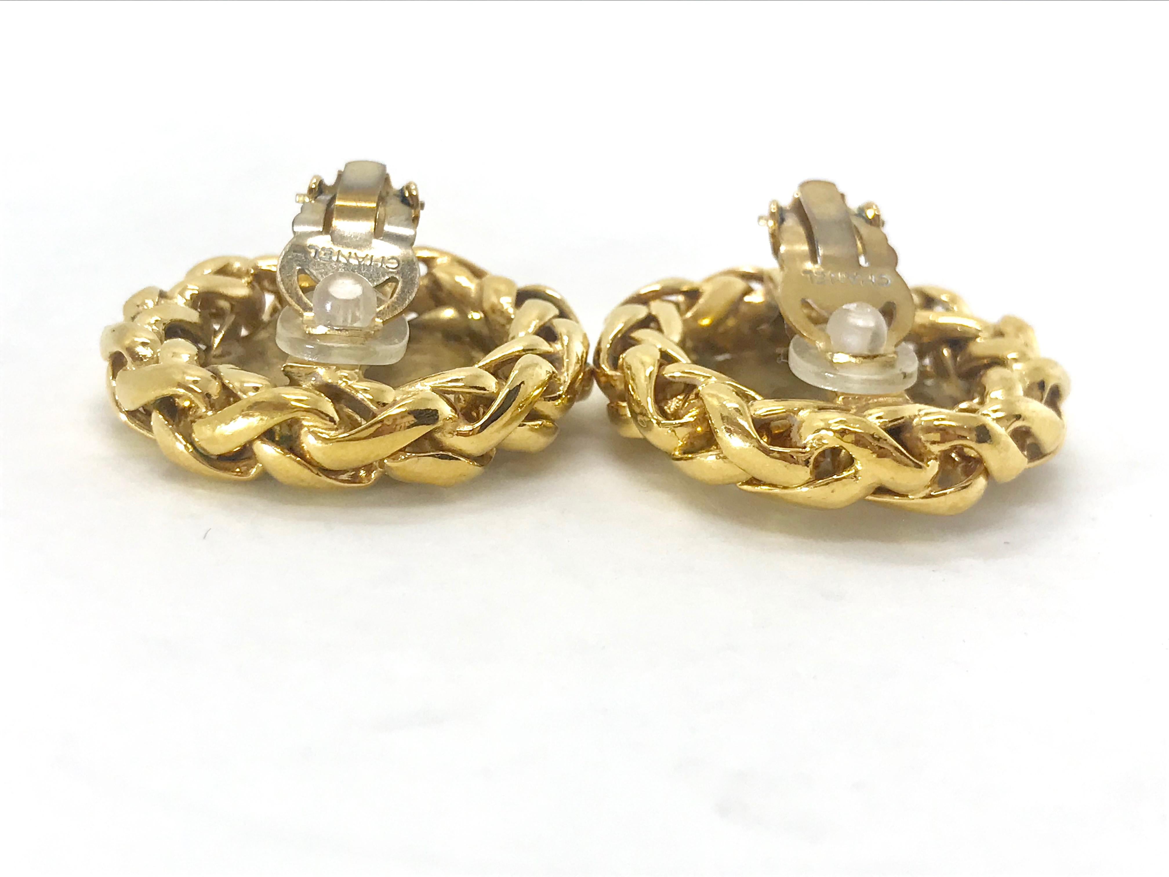 Chanel 1980s Gold Plated Clip On Earrings (Zeitgenössisch) im Angebot