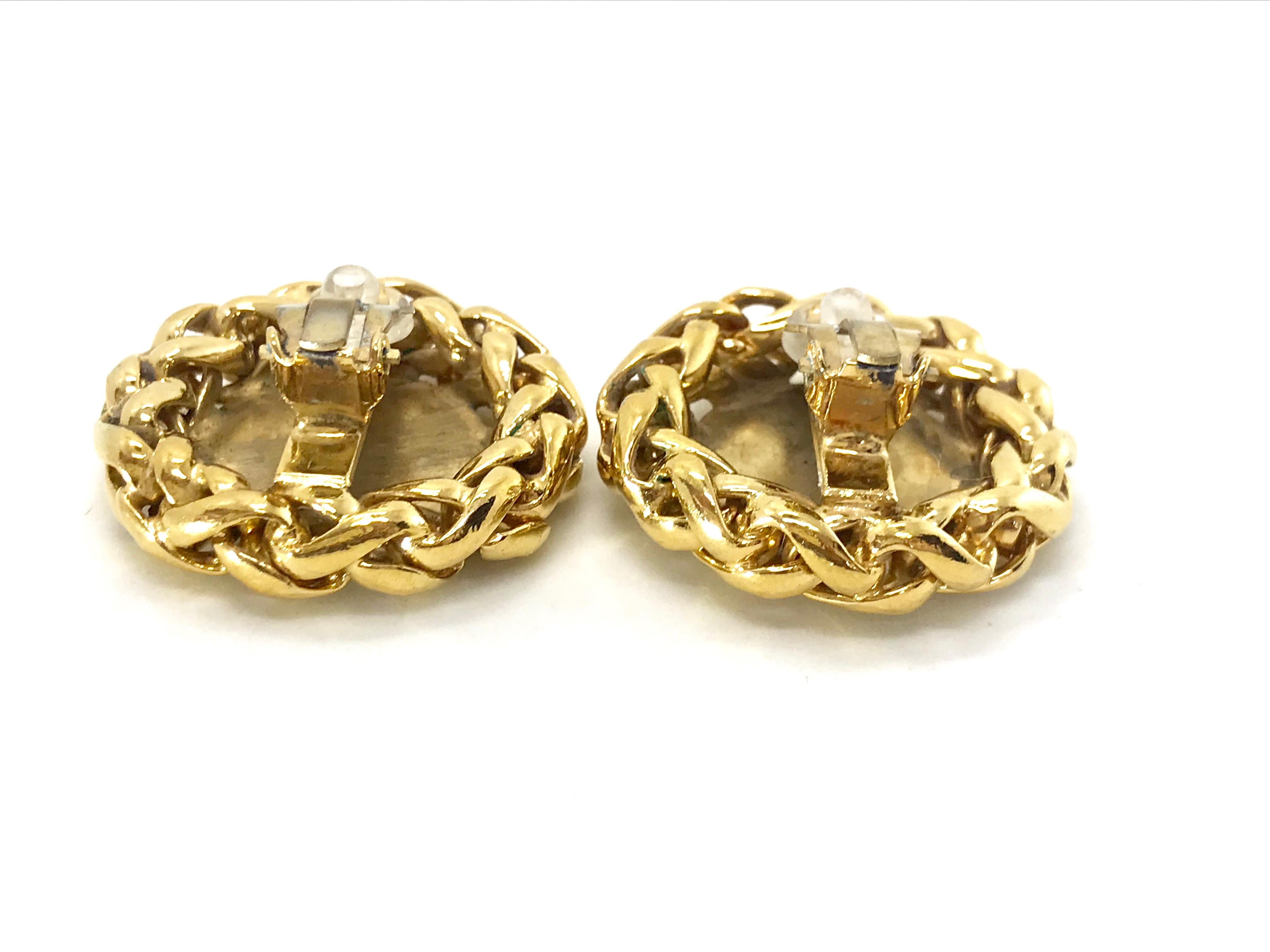 Chanel 1980s Gold Plated Clip On Earrings In Excellent Condition For Sale In London, GB