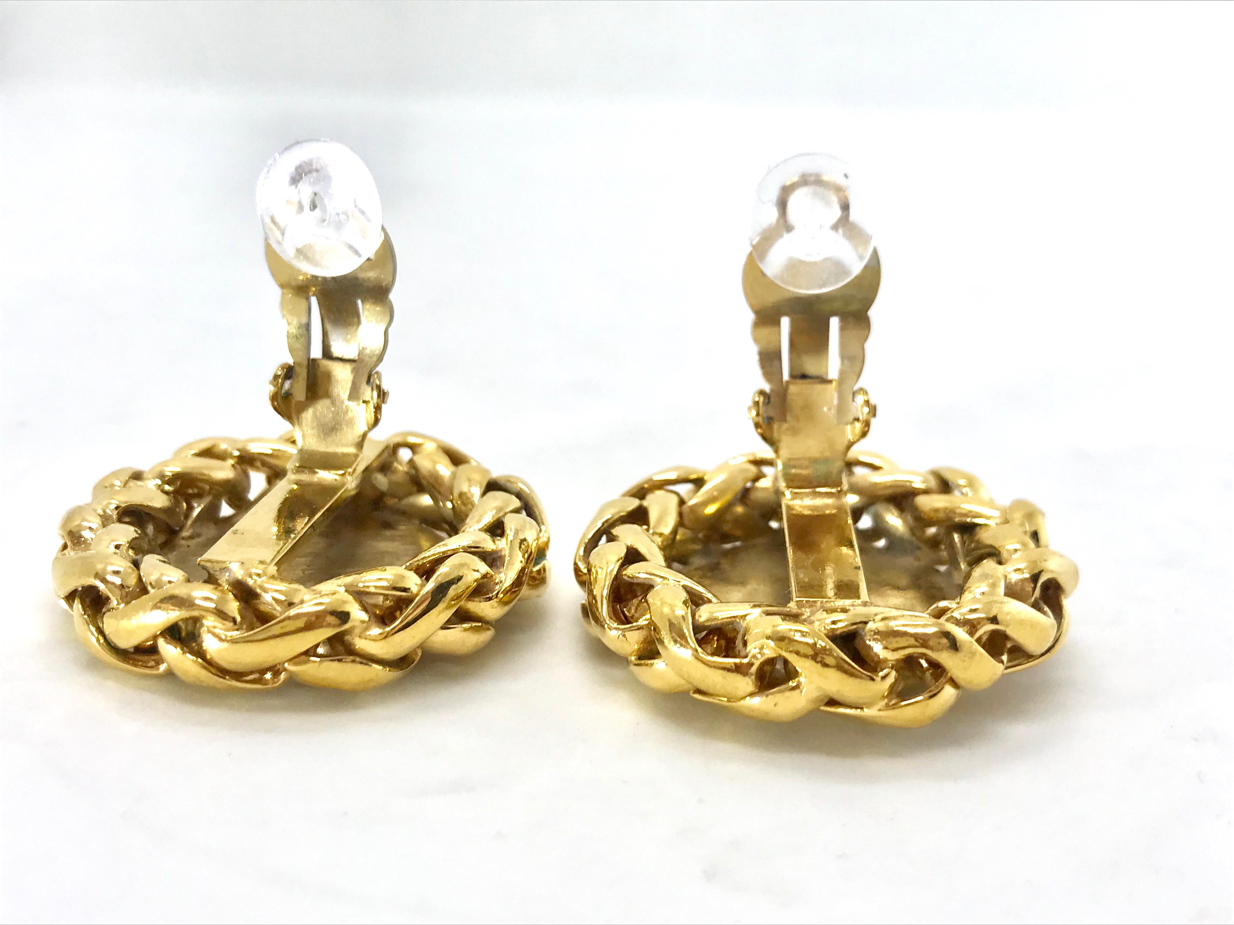 Chanel 1980s Gold Plated Clip On Earrings im Angebot 1