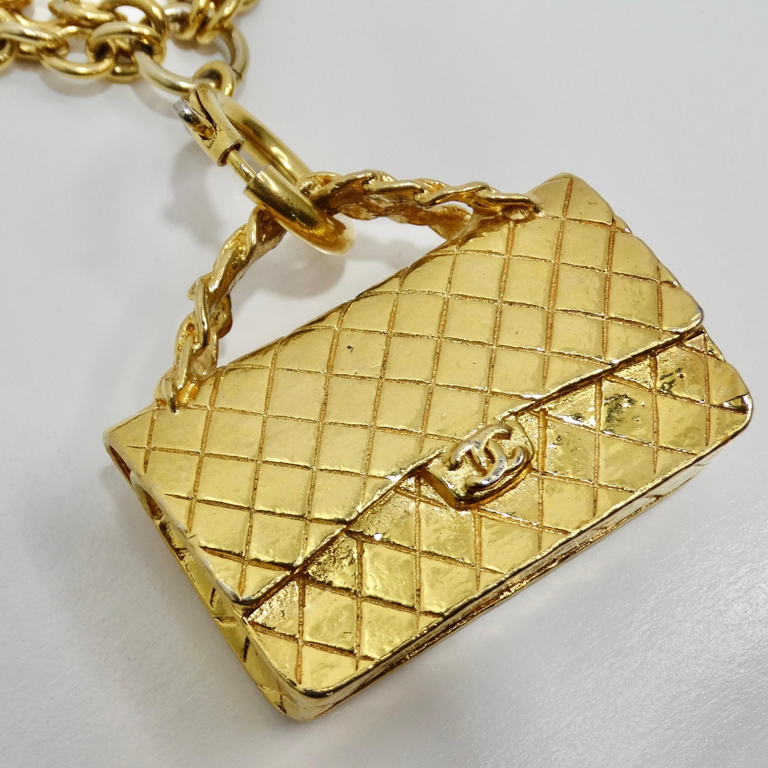 Voici l'exquis collier de sac à rabat Chanel des années 1980 en ton or, un bijou époustouflant qui respire l'élégance et la sophistication intemporelles. Ce collier à pendentif en ton or présente un design à triple chaîne, chaque maillon étant
