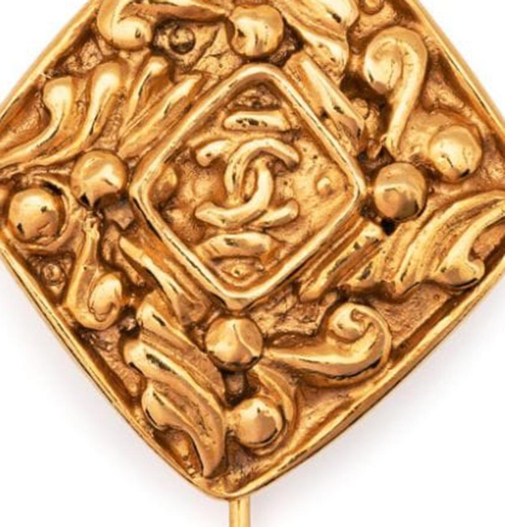 Chanel 1980er Goldfarbene Logo-Brosche in Diamantform im Zustand „Gut“ im Angebot in Paris, FR