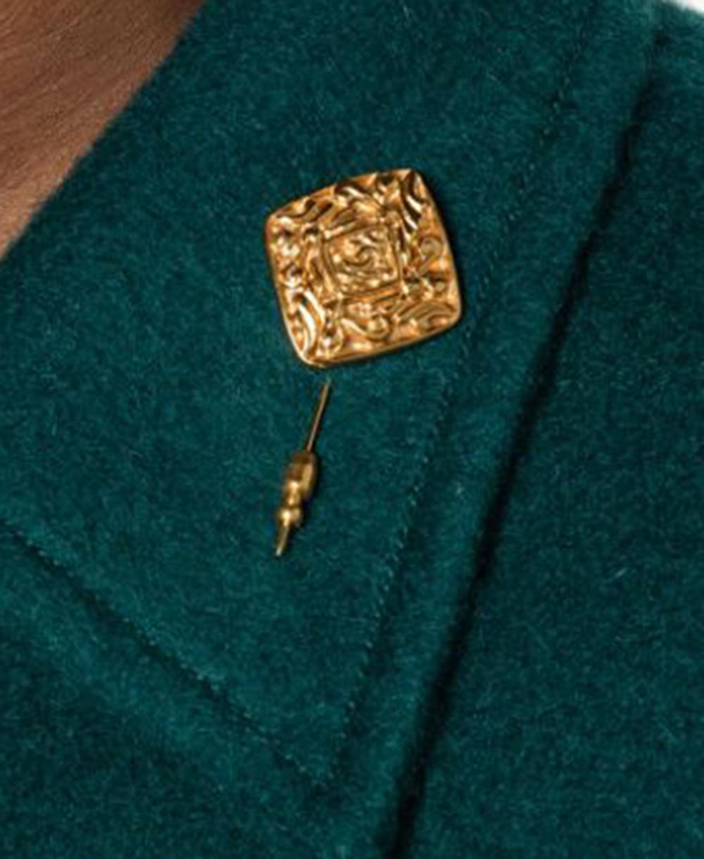 Chanel 1980er Goldfarbene Logo-Brosche in Diamantform Damen im Angebot