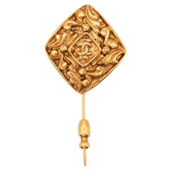 Chanel 1980er Goldfarbene Logo-Brosche in Diamantform