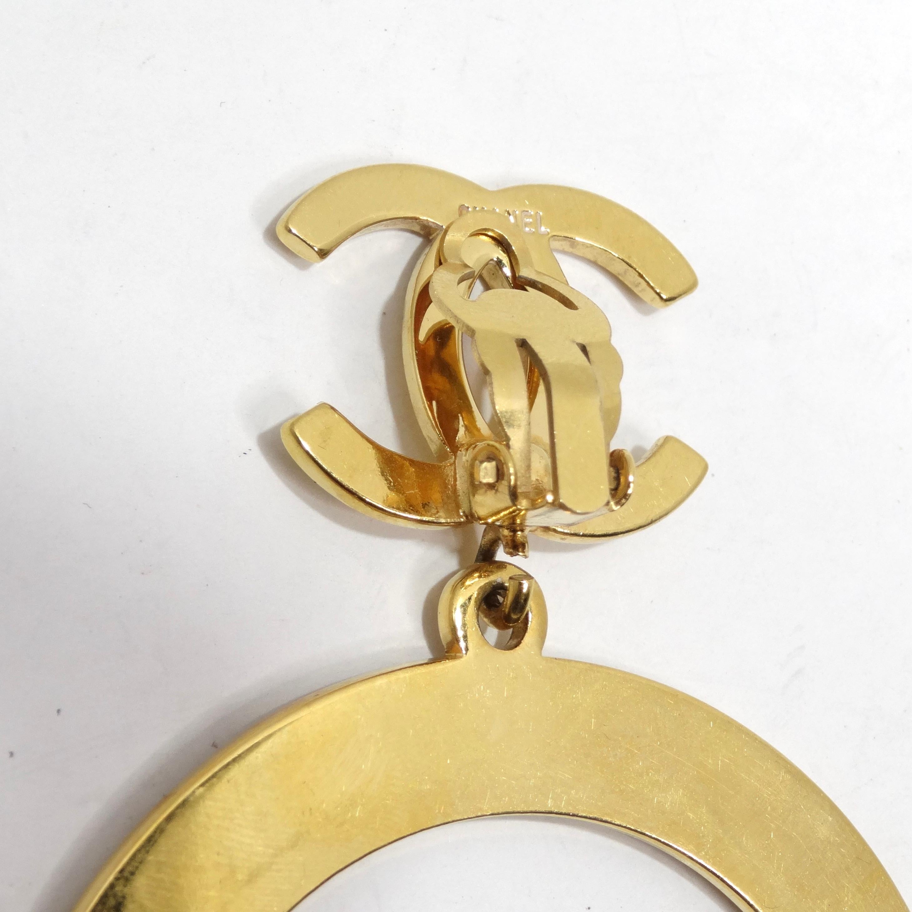 Chanel 1980er Jahre Goldfarbene Logo Jumbo-Ohrringe mit Logo im Angebot 4