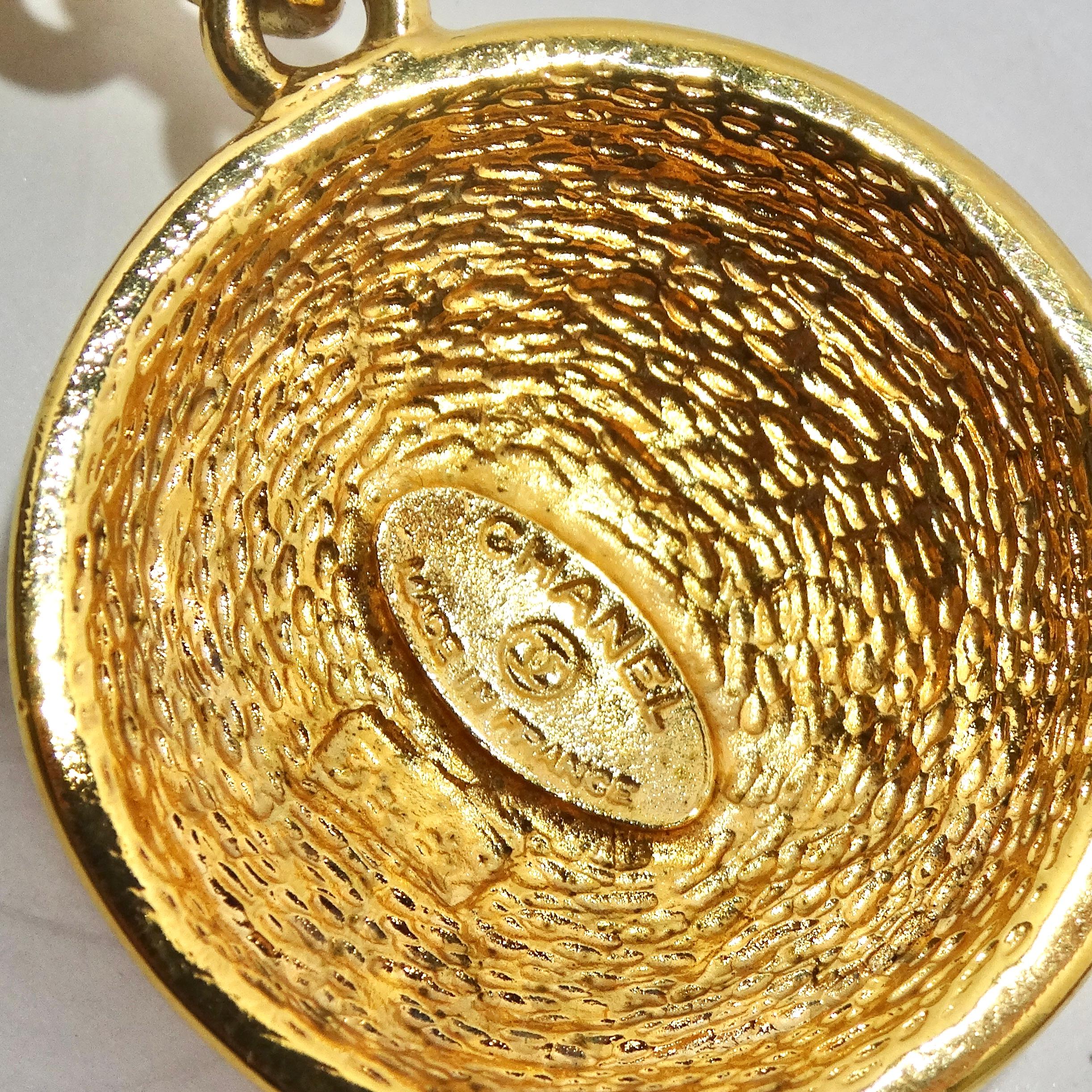 Chanel 1980s Gold Tone Logo Quilted Medallion Necklace For Sale 4